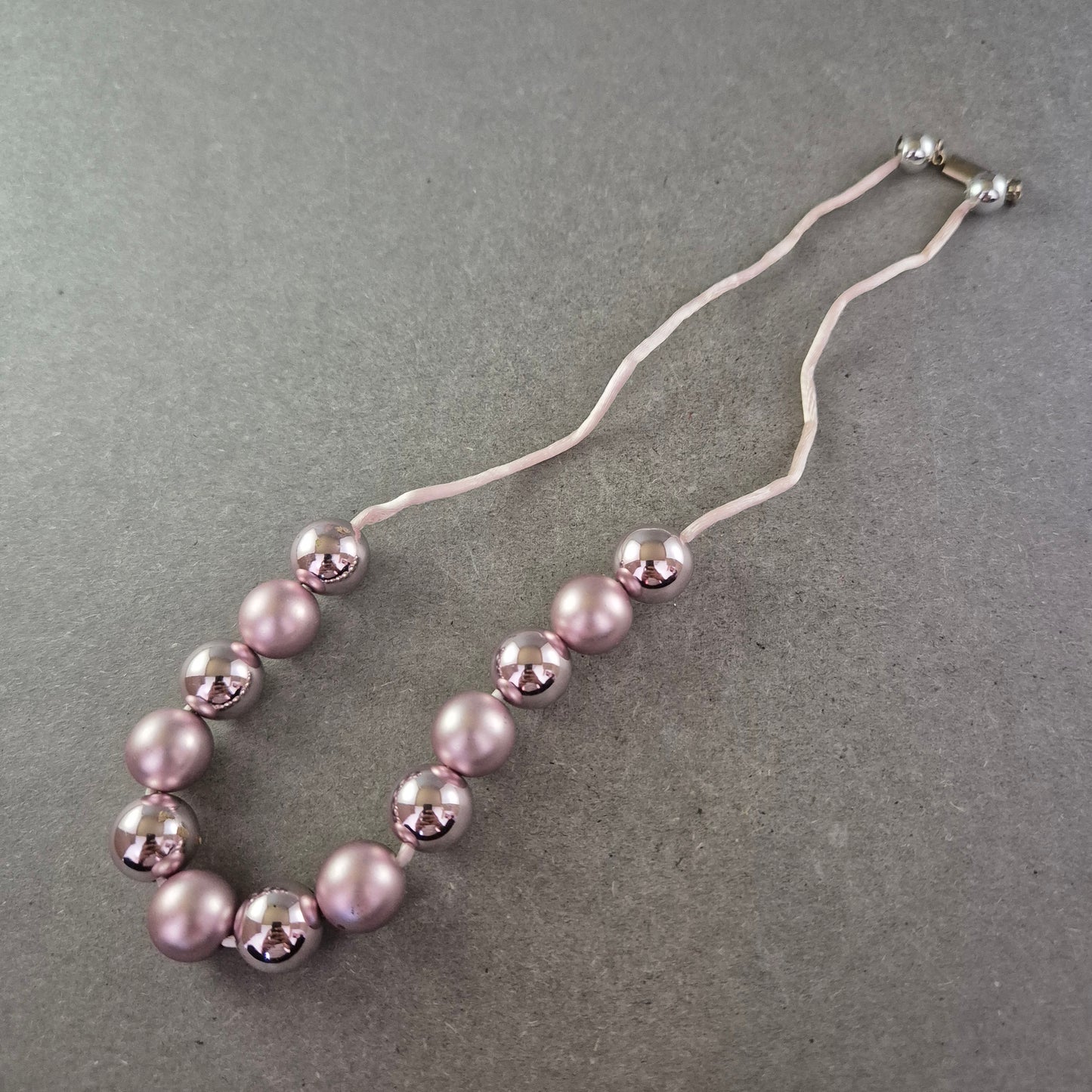 Moderne Perlen Halskette in Rosa-Metallic – Glänzend & Statementstark