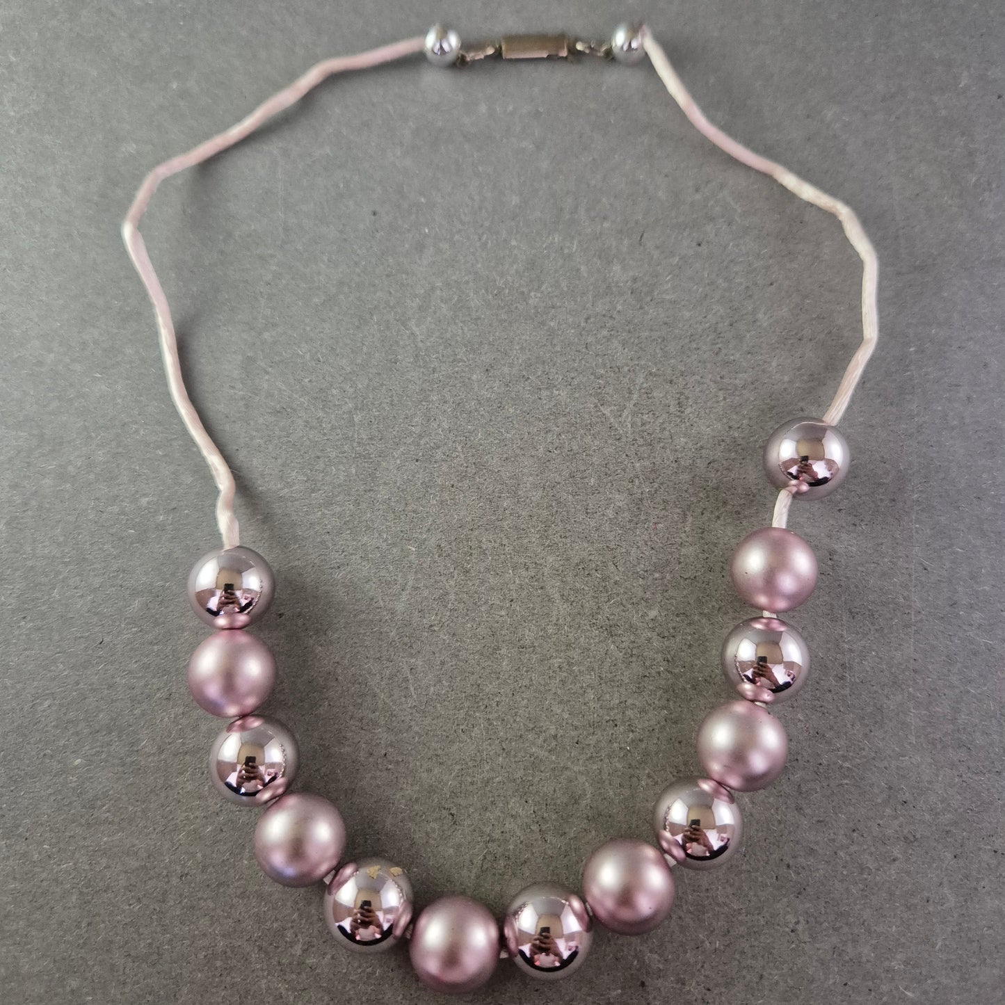 Moderne Perlen Halskette in Rosa-Metallic – Glänzend & Statementstark