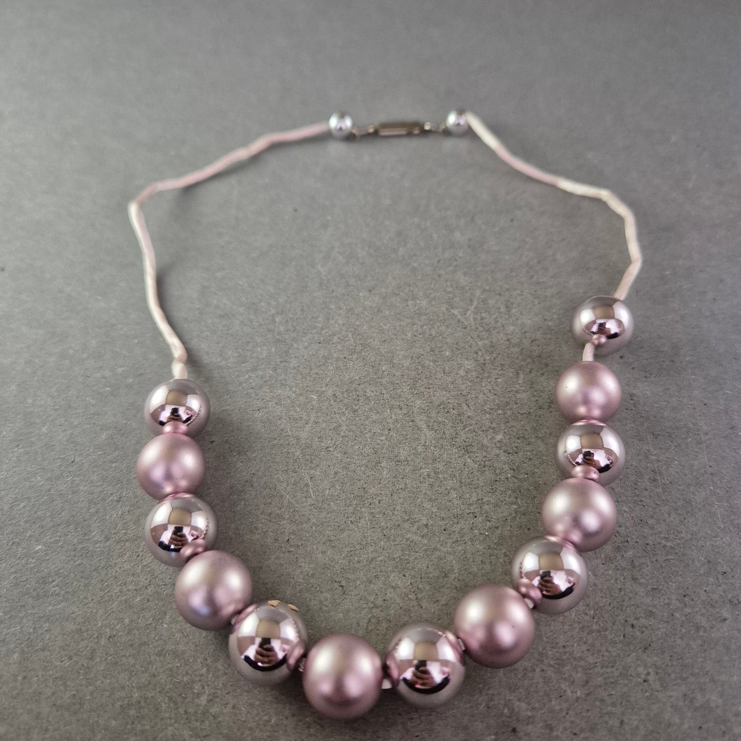 Moderne Perlen Halskette in Rosa-Metallic – Glänzend & Statementstark