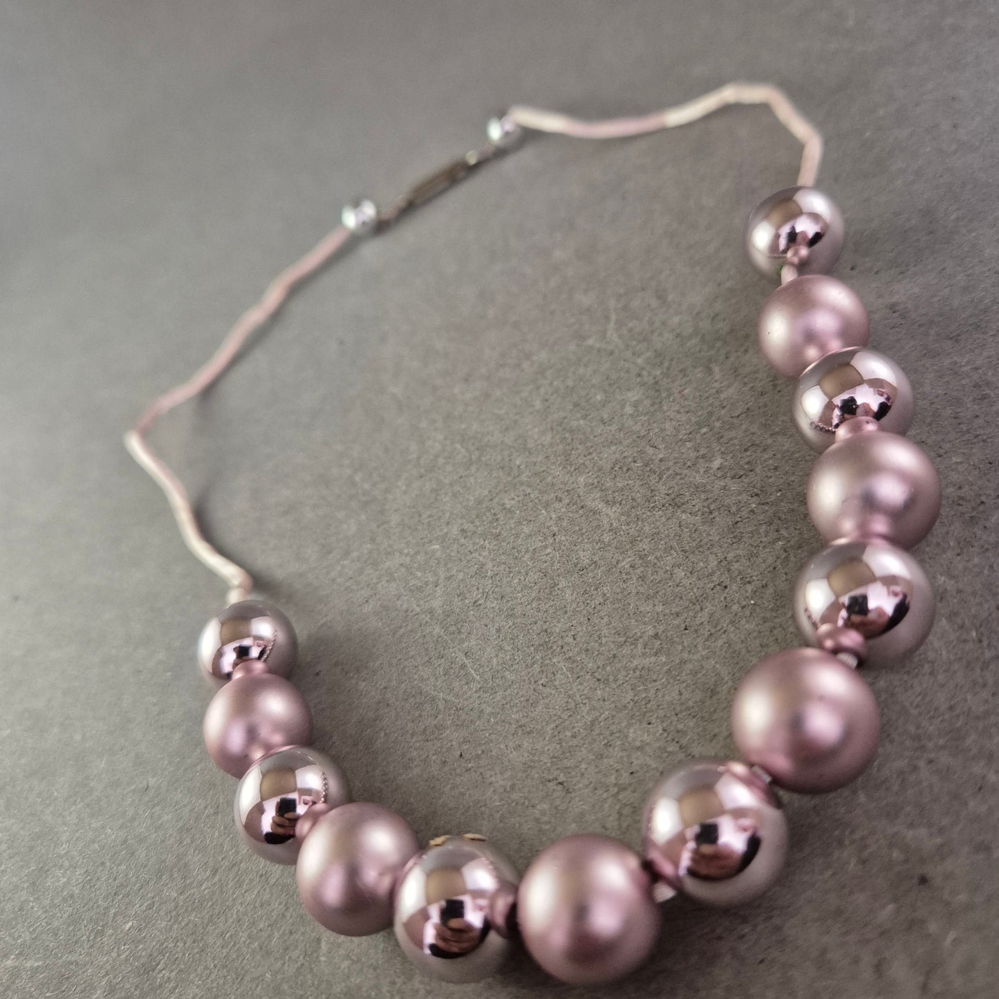 Moderne Perlen Halskette in Rosa-Metallic – Glänzend & Statementstark