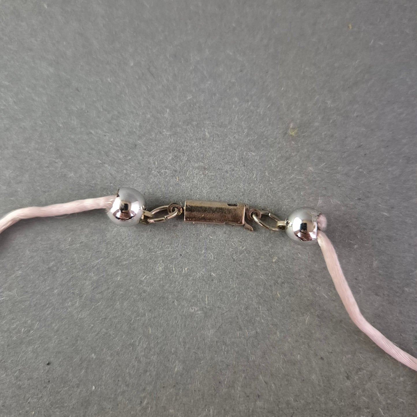 Moderne Perlen Halskette in Rosa-Metallic – Glänzend & Statementstark