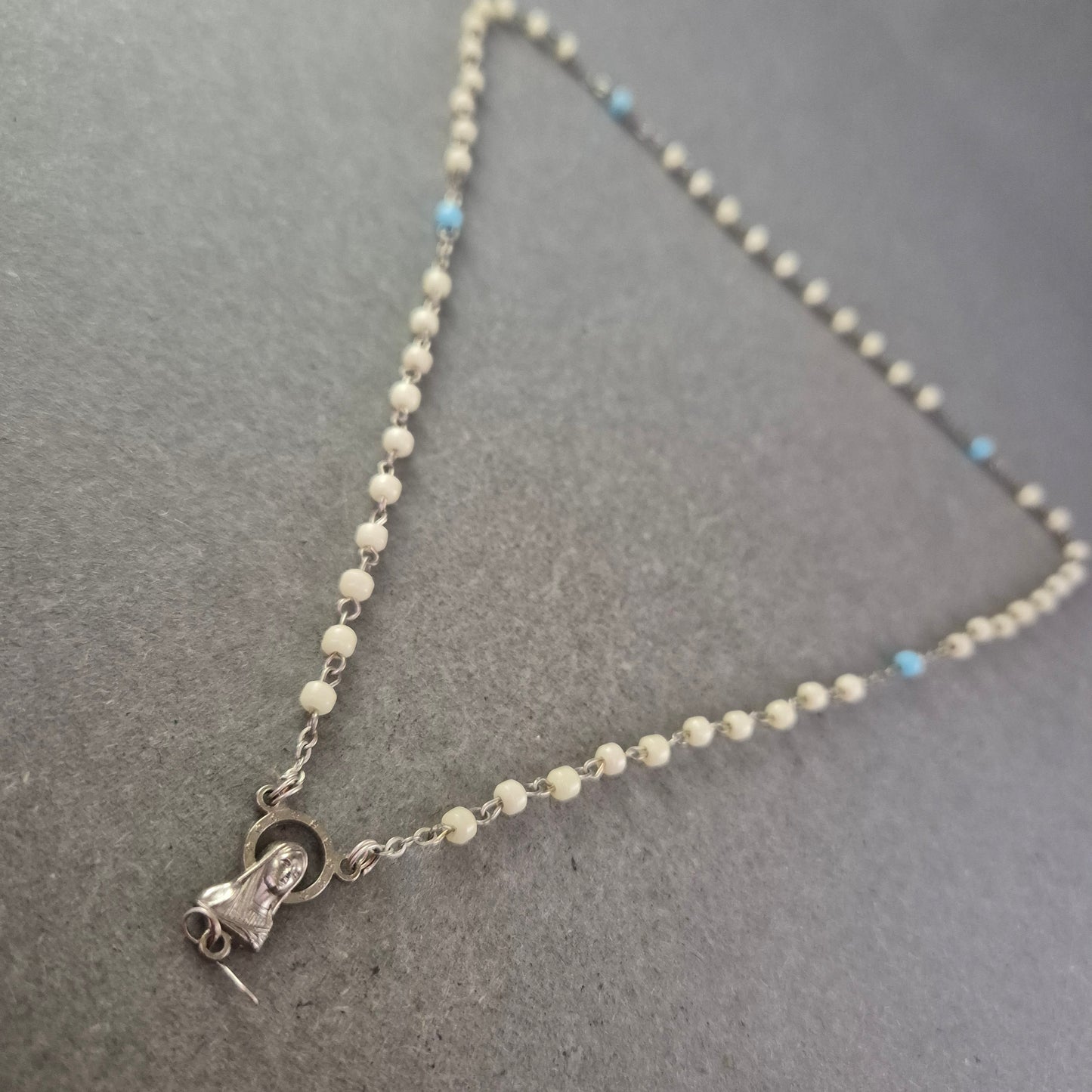 Klassische Rosenkranz Halskette mit Perlen – Religiöser Schmuck in Silber