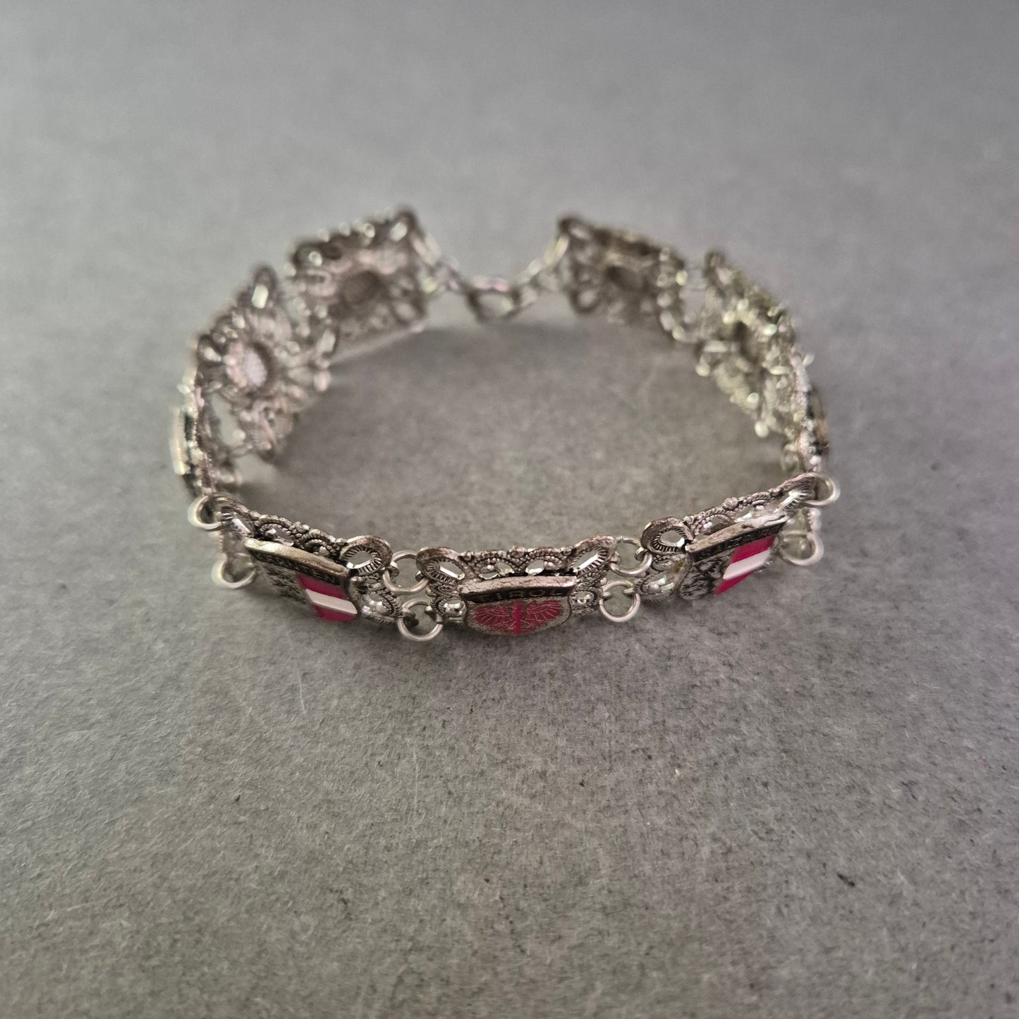 Silberfarbenes Armband mit Wappen – Österreichische Bundesländer vereint