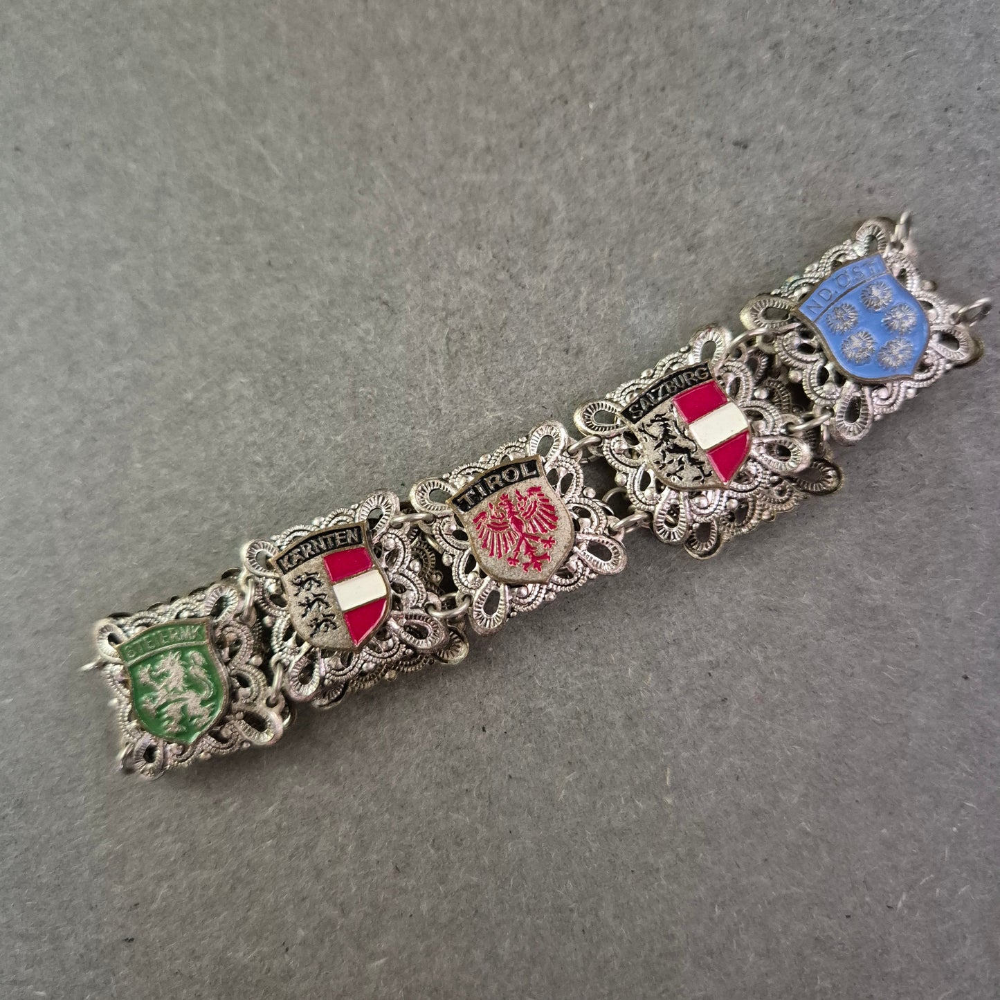 Silberfarbenes Armband mit Wappen – Österreichische Bundesländer vereint