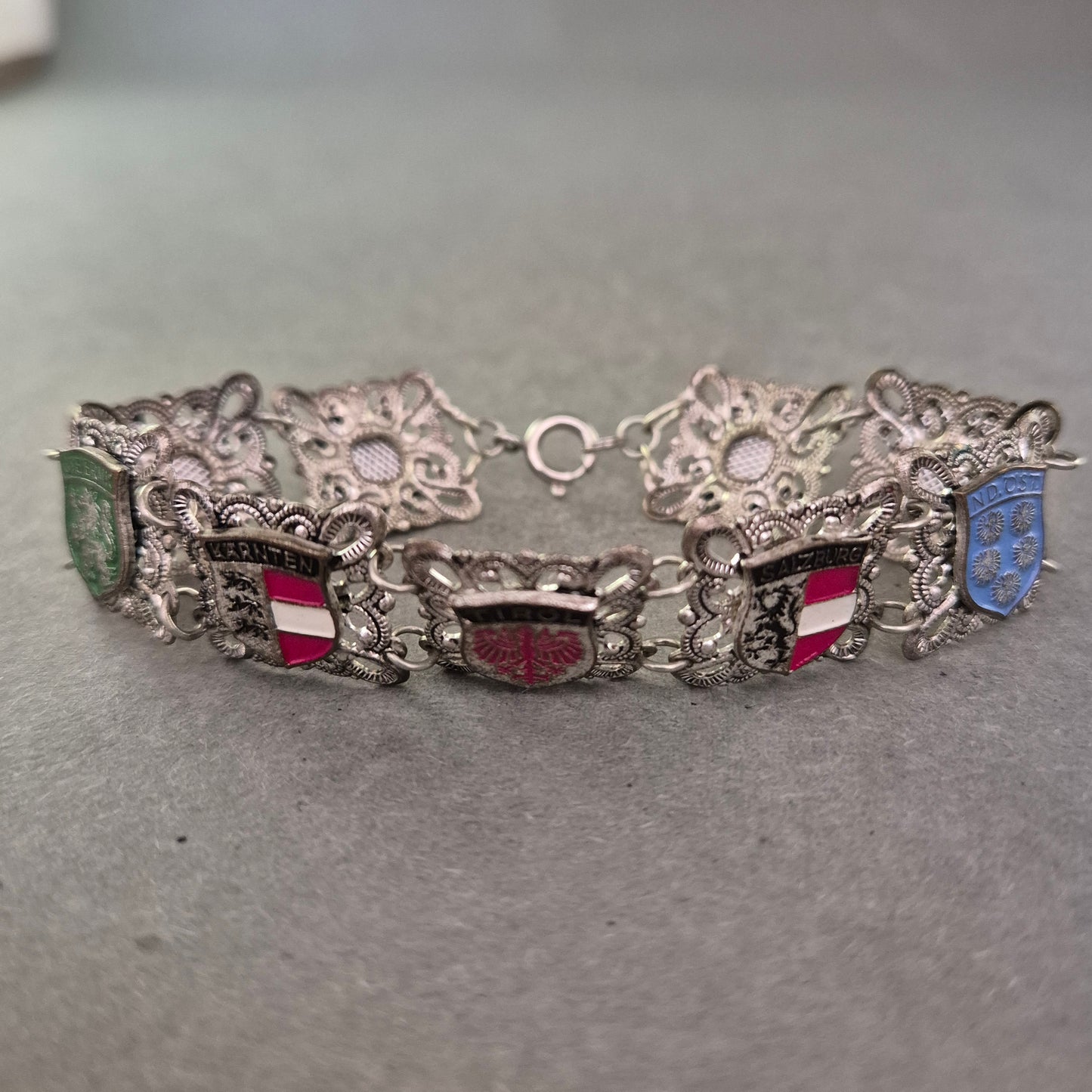 Silberfarbenes Armband mit Wappen – Österreichische Bundesländer vereint