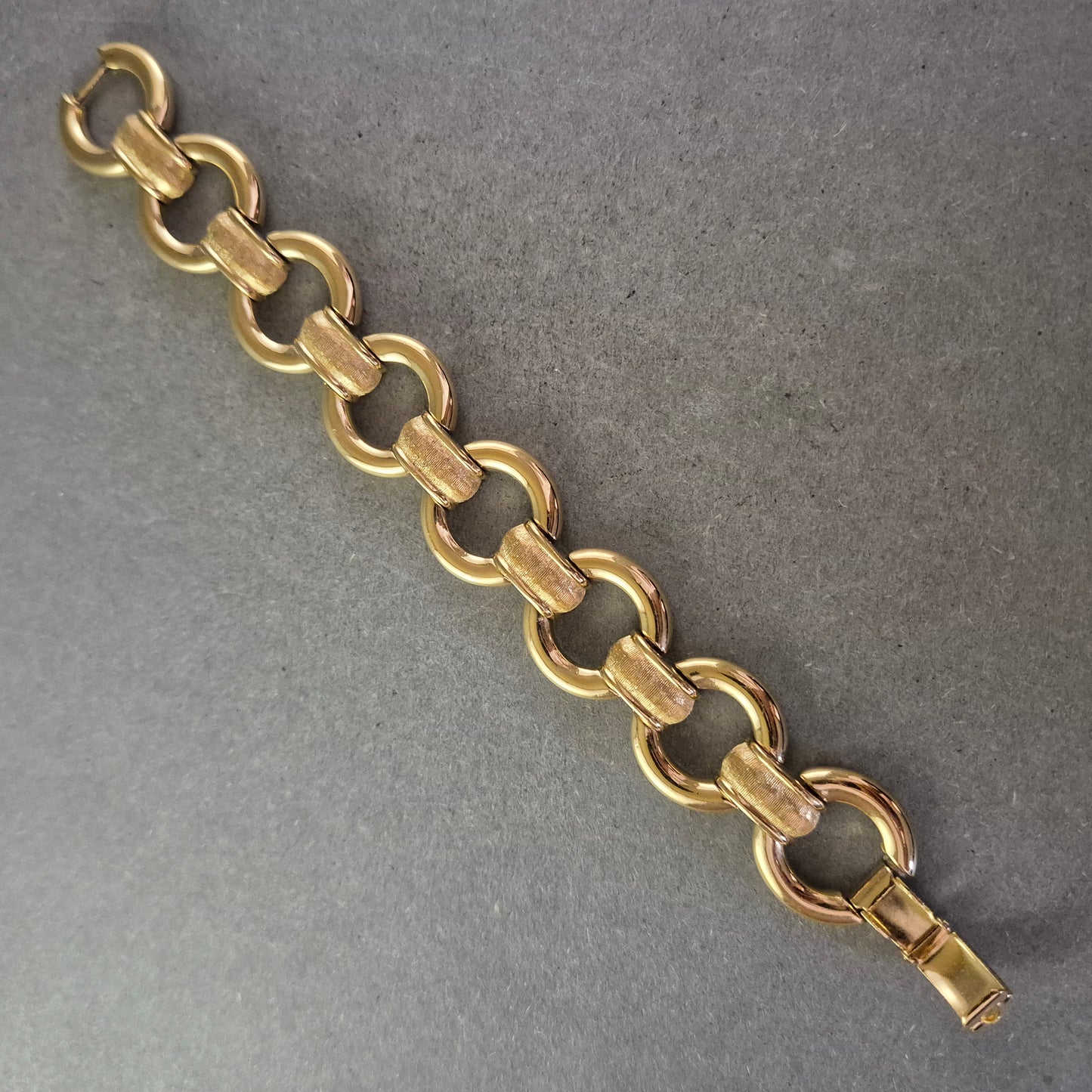 Massives Glieder Armband in Goldoptik – Statement-Schmuck mit Stil