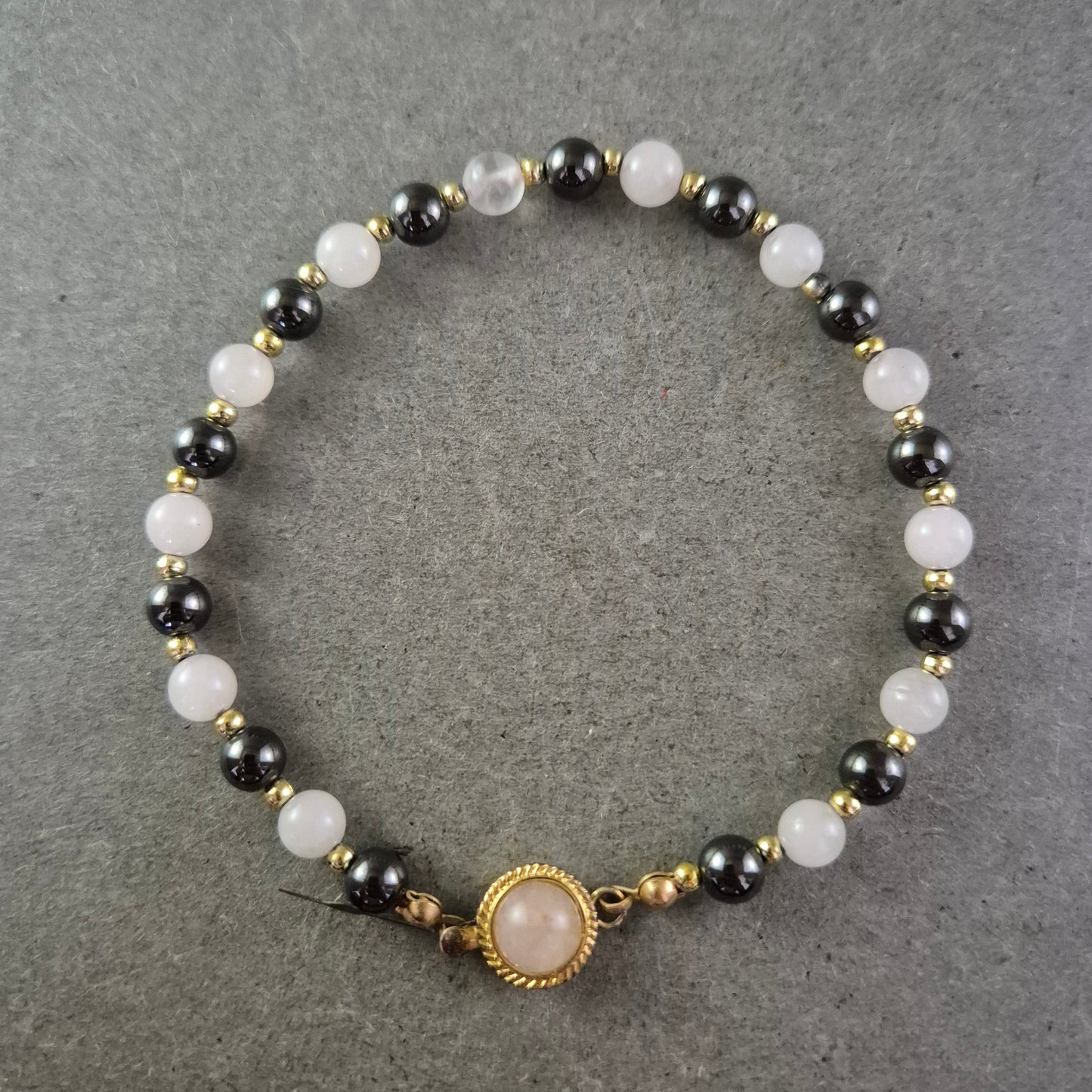 Elegantes Hämatit Armband mit Mondsteinverschluss – Kontrastreicher Edelsteinmix