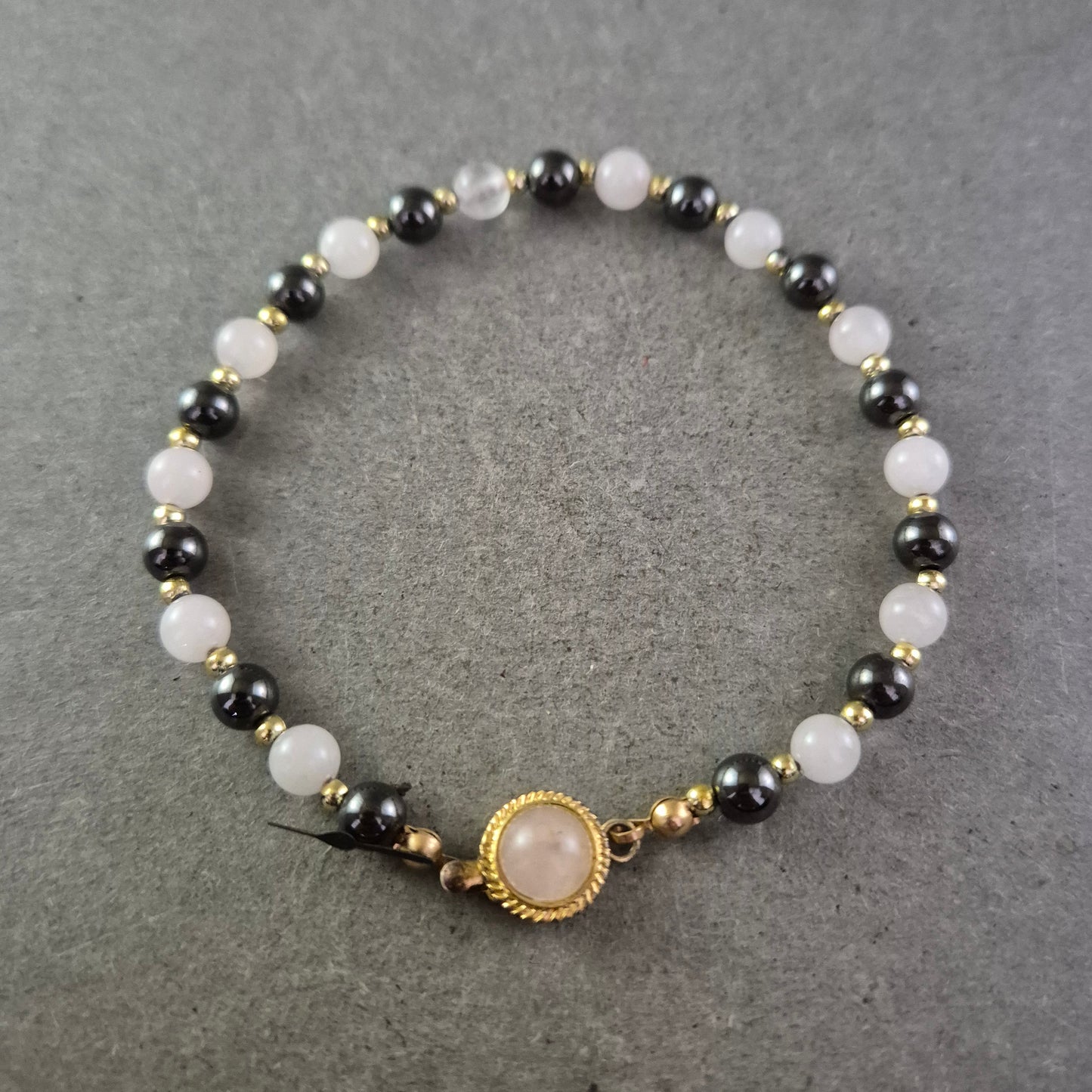 Elegantes Hämatit Armband mit Mondsteinverschluss – Kontrastreicher Edelsteinmix