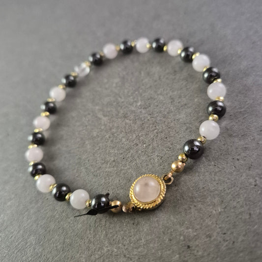 Elegantes Hämatit Armband mit Mondsteinverschluss – Kontrastreicher Edelsteinmix