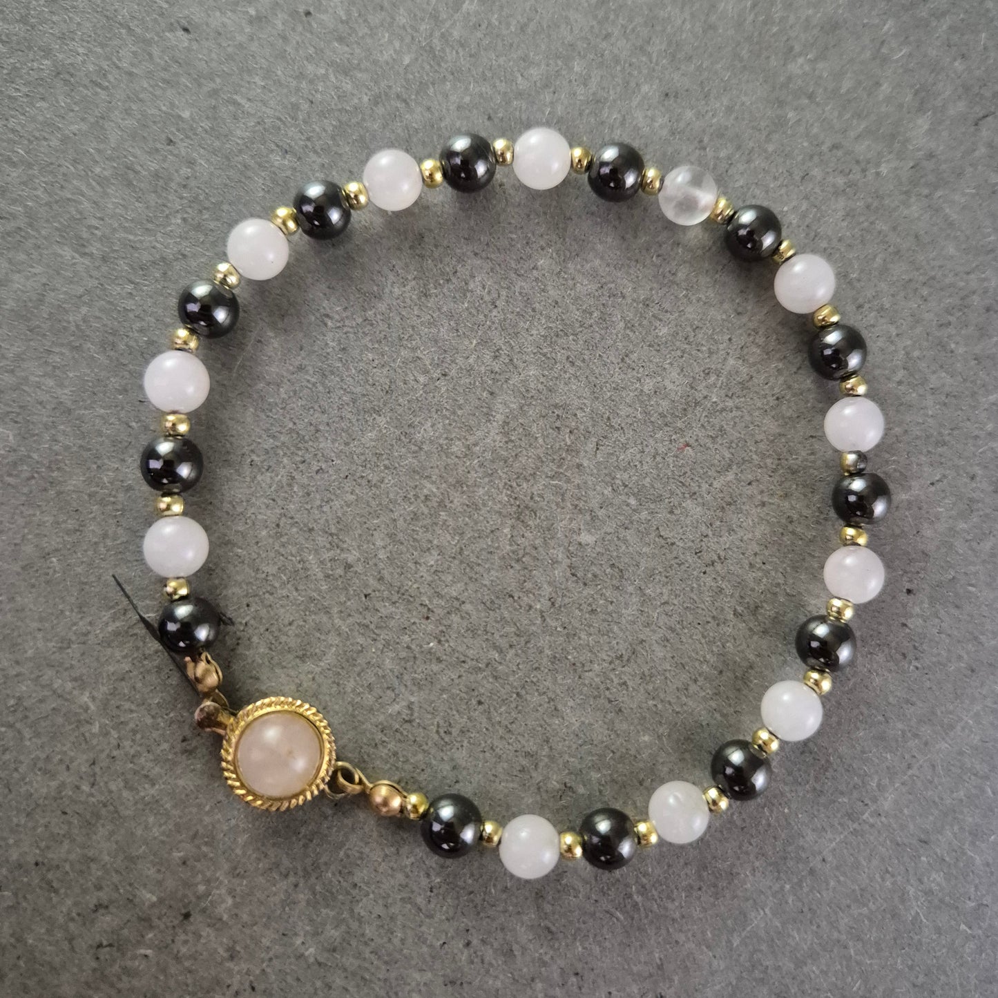 Elegantes Hämatit Armband mit Mondsteinverschluss – Kontrastreicher Edelsteinmix