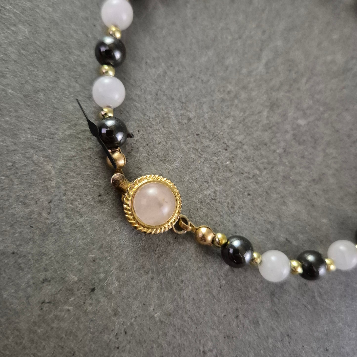 Elegantes Hämatit Armband mit Mondsteinverschluss – Kontrastreicher Edelsteinmix