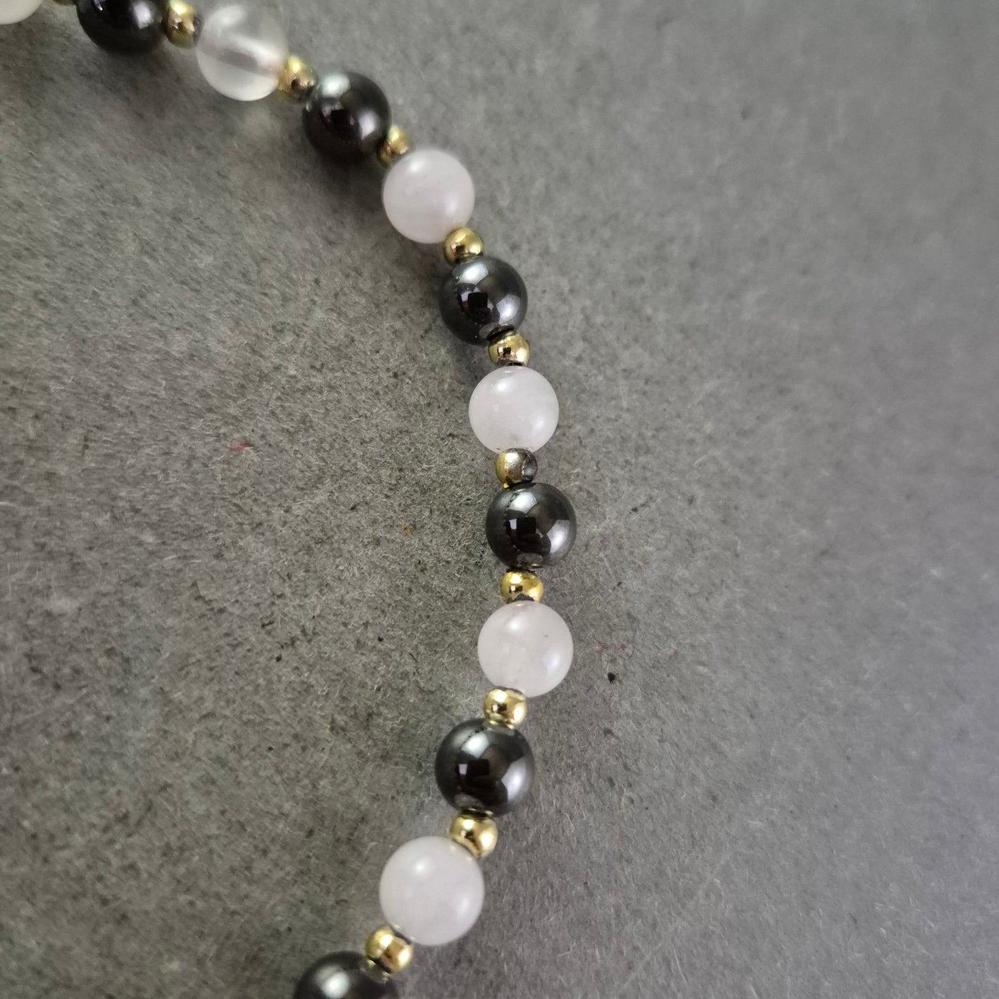 Elegantes Hämatit Armband mit Mondsteinverschluss – Kontrastreicher Edelsteinmix