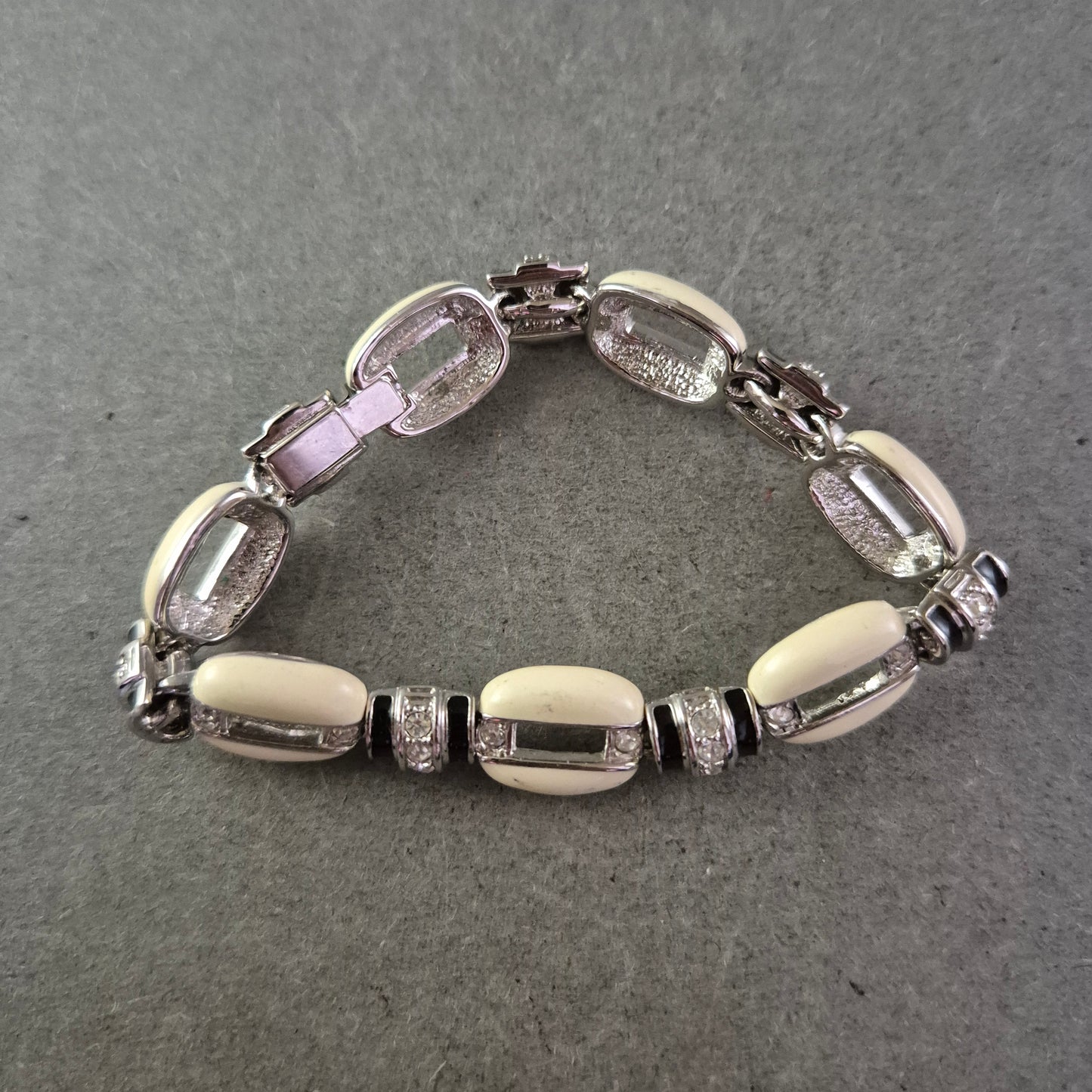 Elegantes Armband mit cremefarbenen Gliedern und Strass – Vintage Glamour