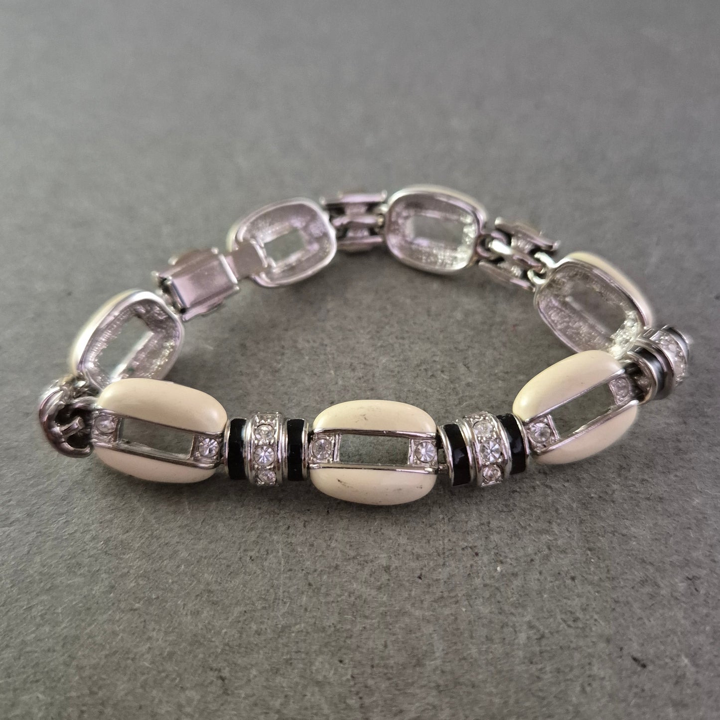 Elegantes Armband mit cremefarbenen Gliedern und Strass – Vintage Glamour