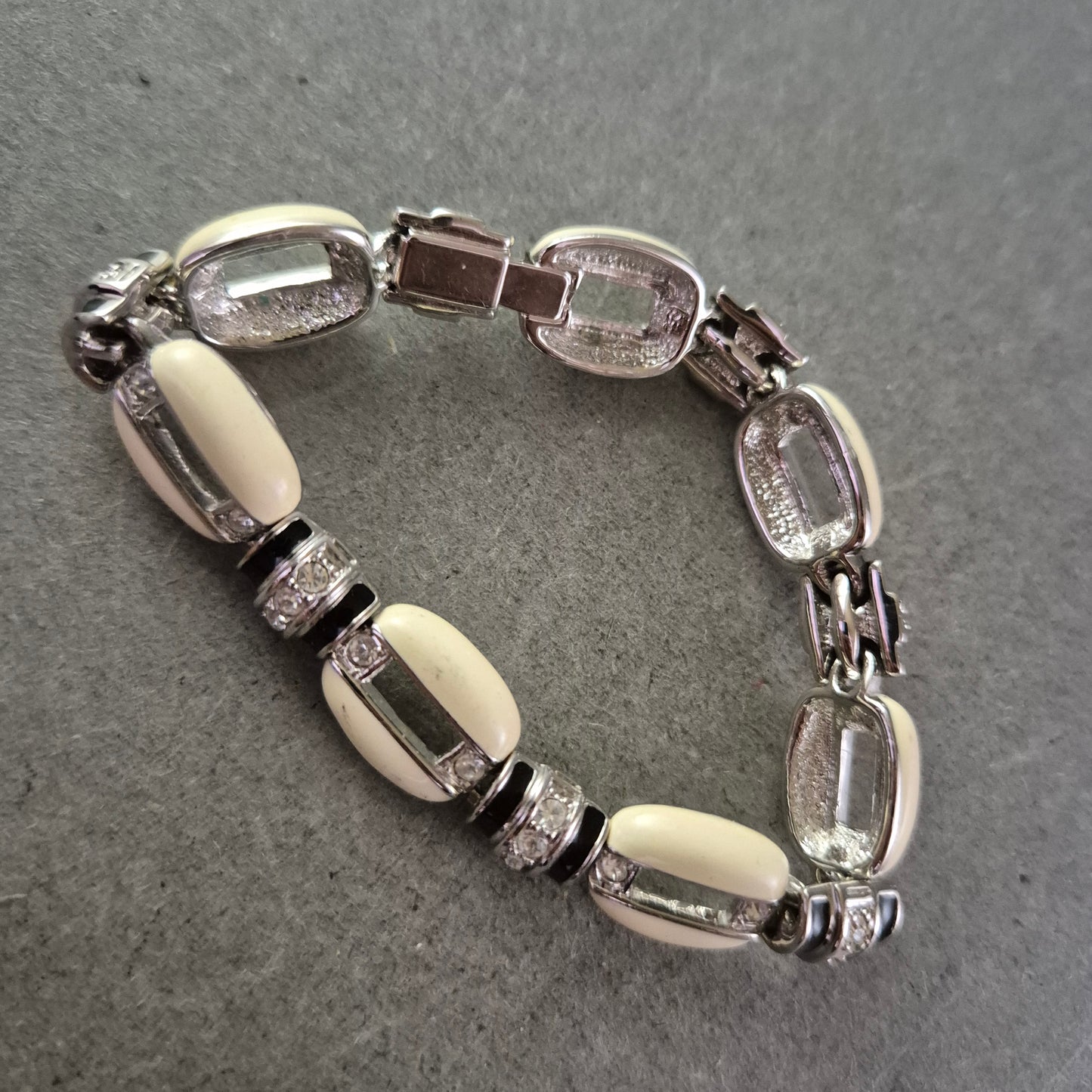 Elegantes Armband mit cremefarbenen Gliedern und Strass – Vintage Glamour