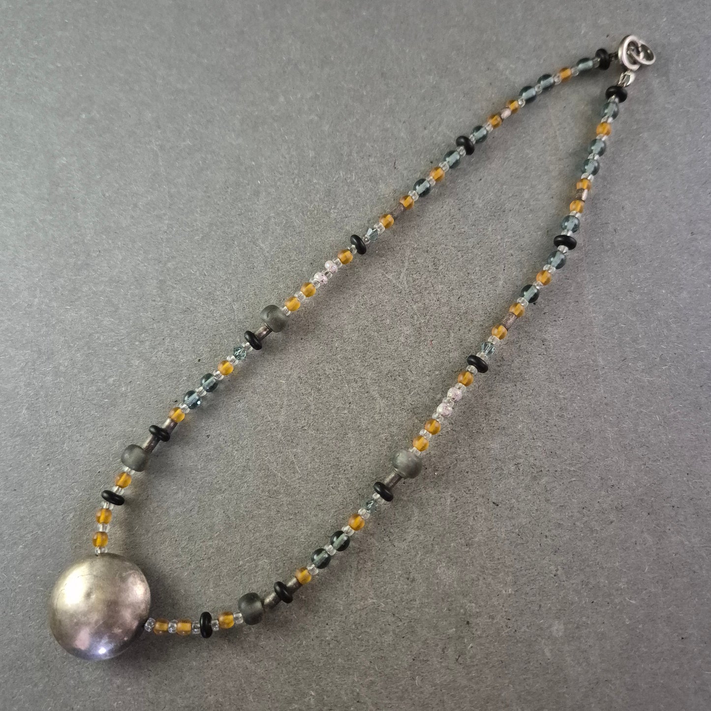 Künstlerische Glasperlen Halskette mit Metallanhänger – Farbspiel & Struktur