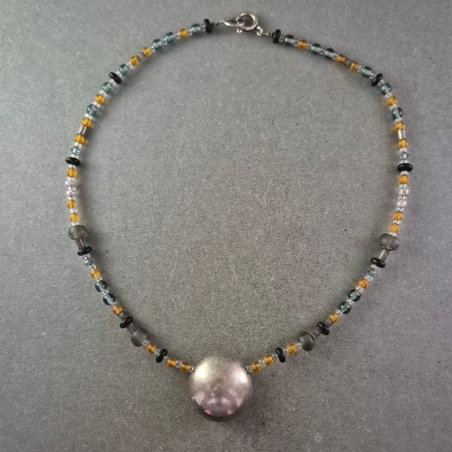 Künstlerische Glasperlen Halskette mit Metallanhänger – Farbspiel & Struktur