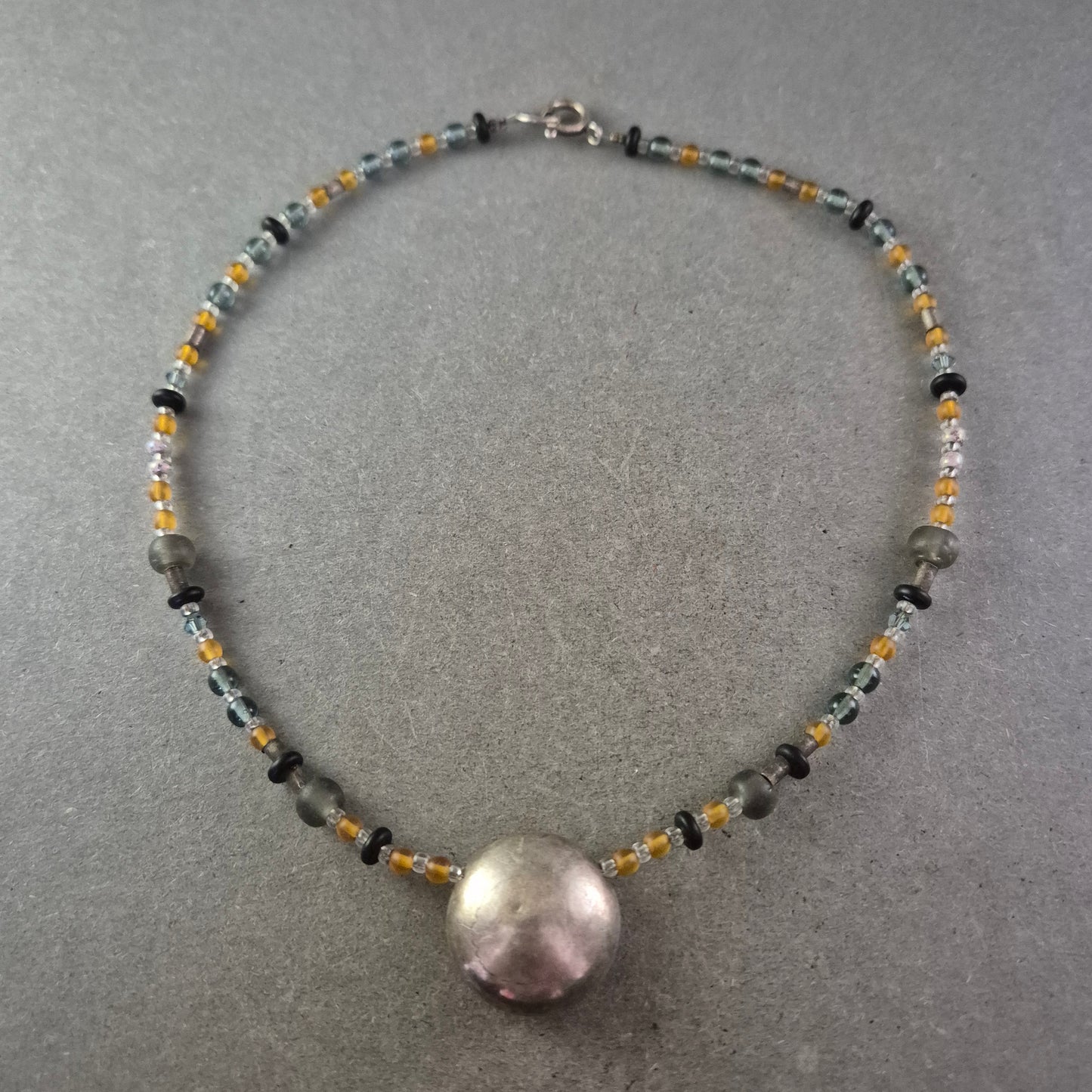 Künstlerische Glasperlen Halskette mit Metallanhänger – Farbspiel & Struktur