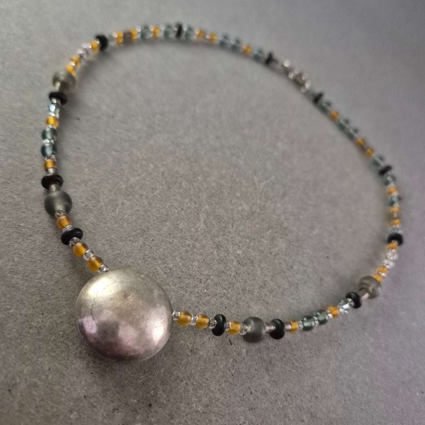 Künstlerische Glasperlen Halskette mit Metallanhänger – Farbspiel & Struktur