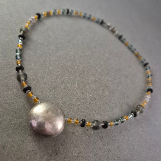 Künstlerische Glasperlen Halskette mit Metallanhänger – Farbspiel & Struktur