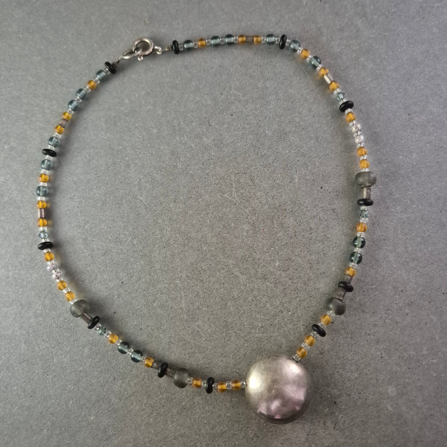 Künstlerische Glasperlen Halskette mit Metallanhänger – Farbspiel & Struktur