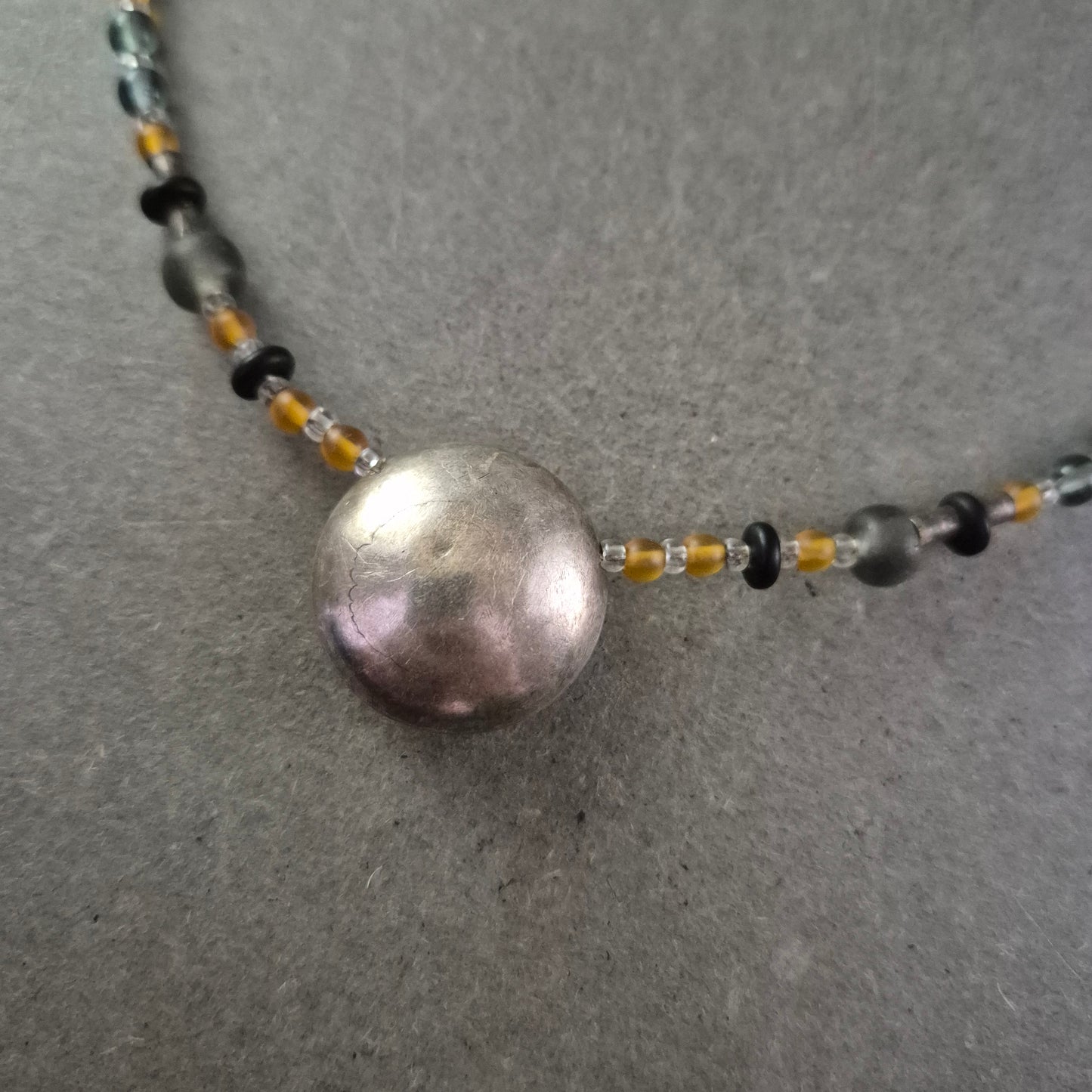 Künstlerische Glasperlen Halskette mit Metallanhänger – Farbspiel & Struktur