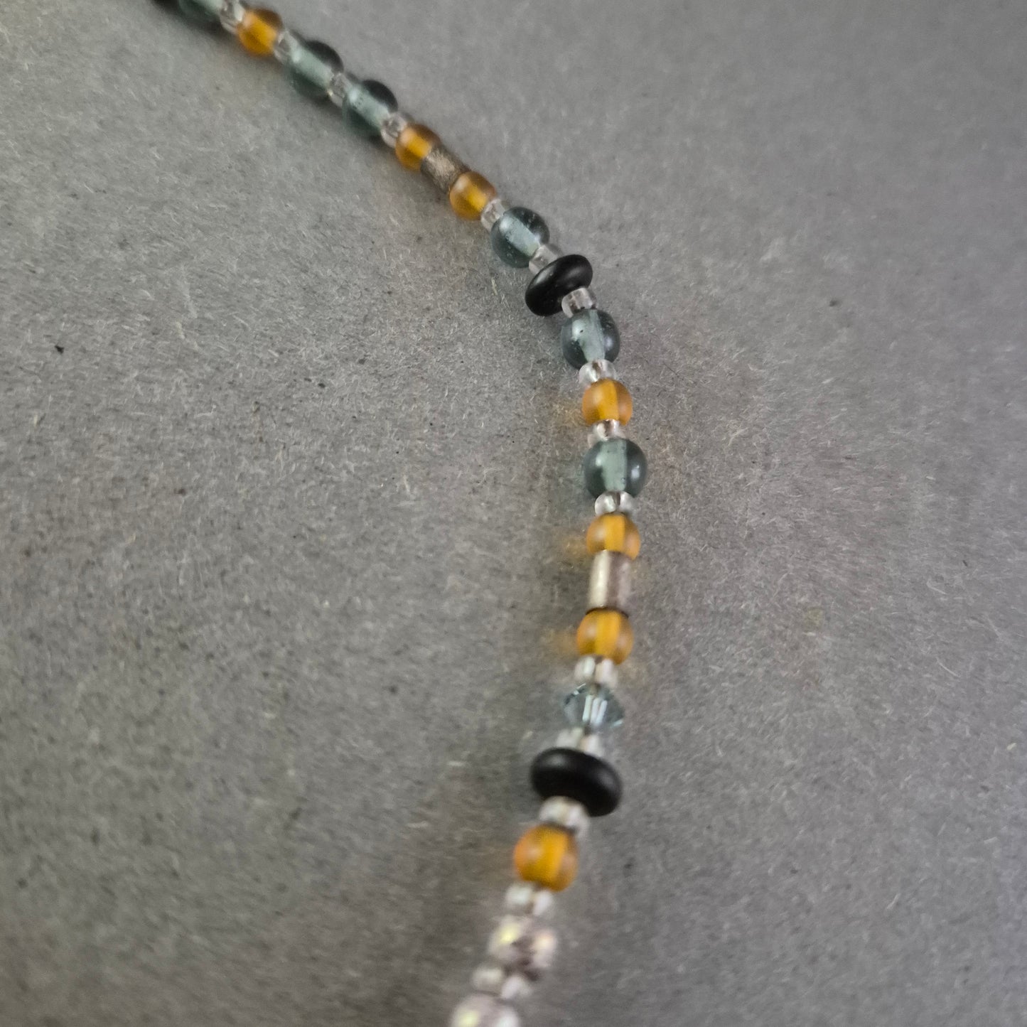 Künstlerische Glasperlen Halskette mit Metallanhänger – Farbspiel & Struktur