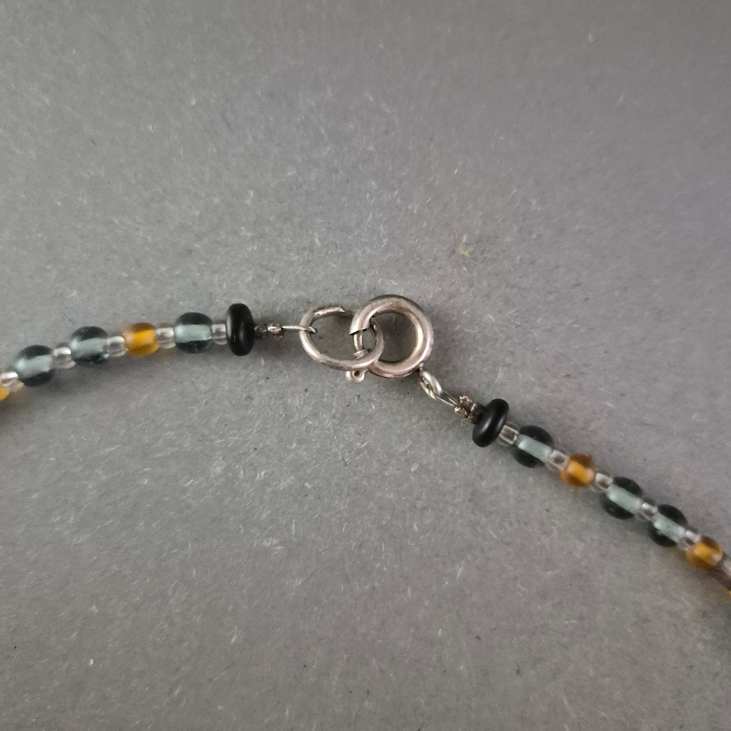 Künstlerische Glasperlen Halskette mit Metallanhänger – Farbspiel & Struktur