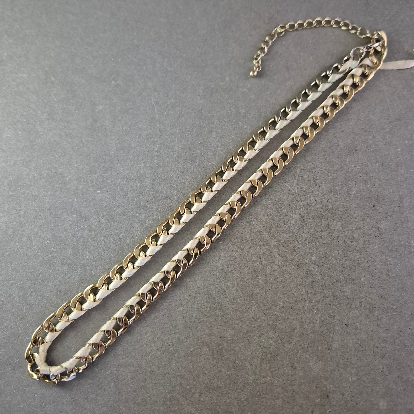 Moderne Glieder Halskette mit Lederband – Trendiger Mix in Gold und Beige