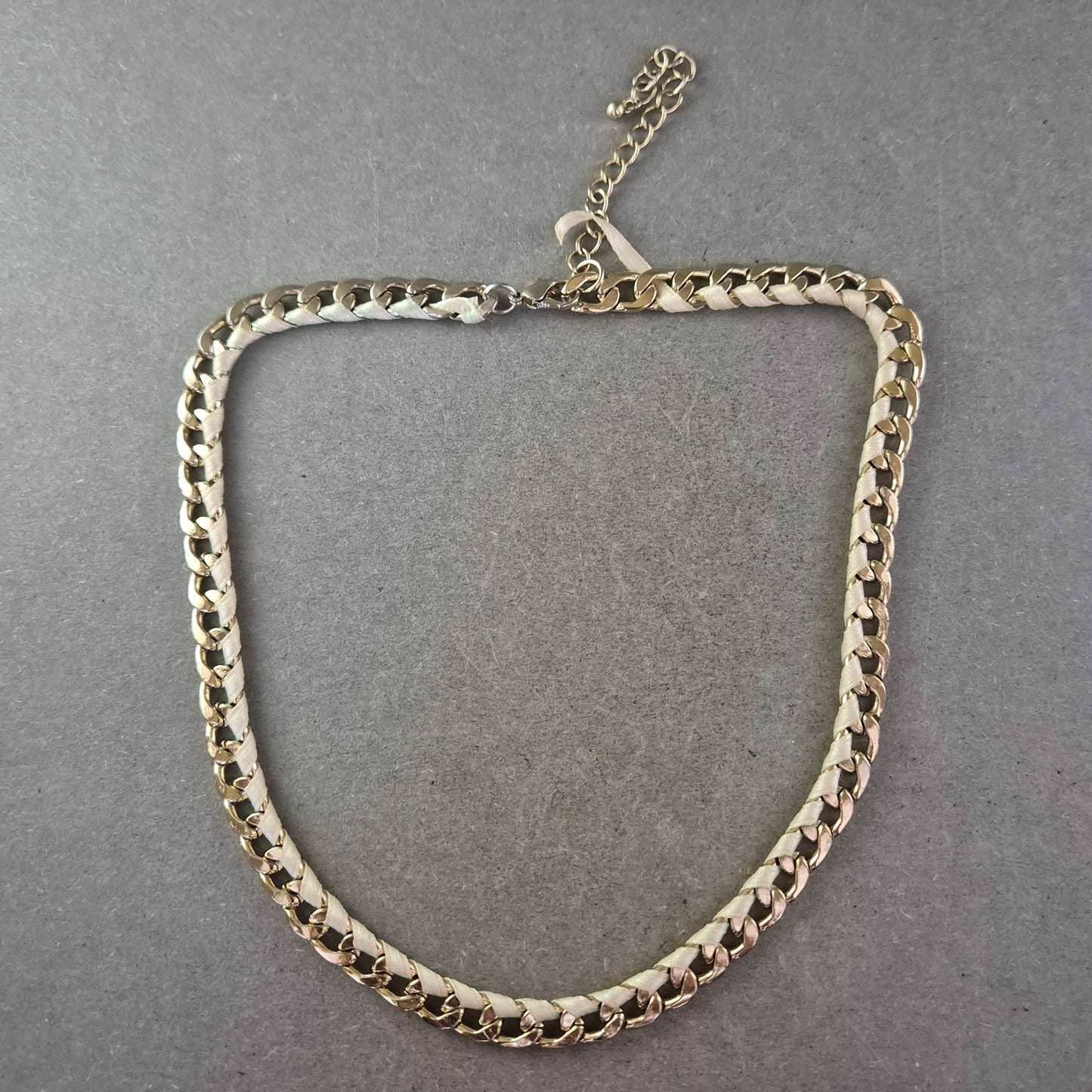 Moderne Glieder Halskette mit Lederband – Trendiger Mix in Gold und Beige