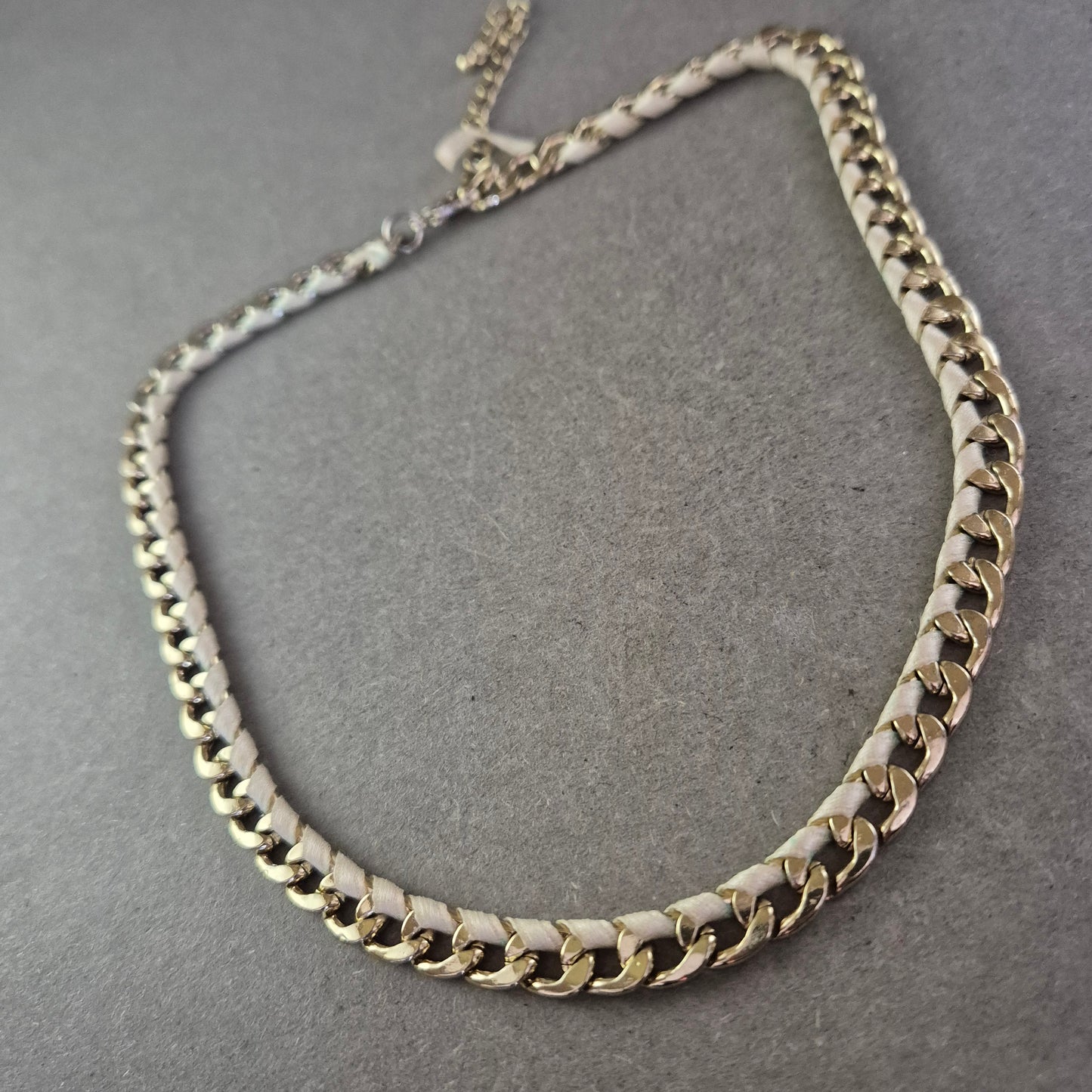 Moderne Glieder Halskette mit Lederband – Trendiger Mix in Gold und Beige