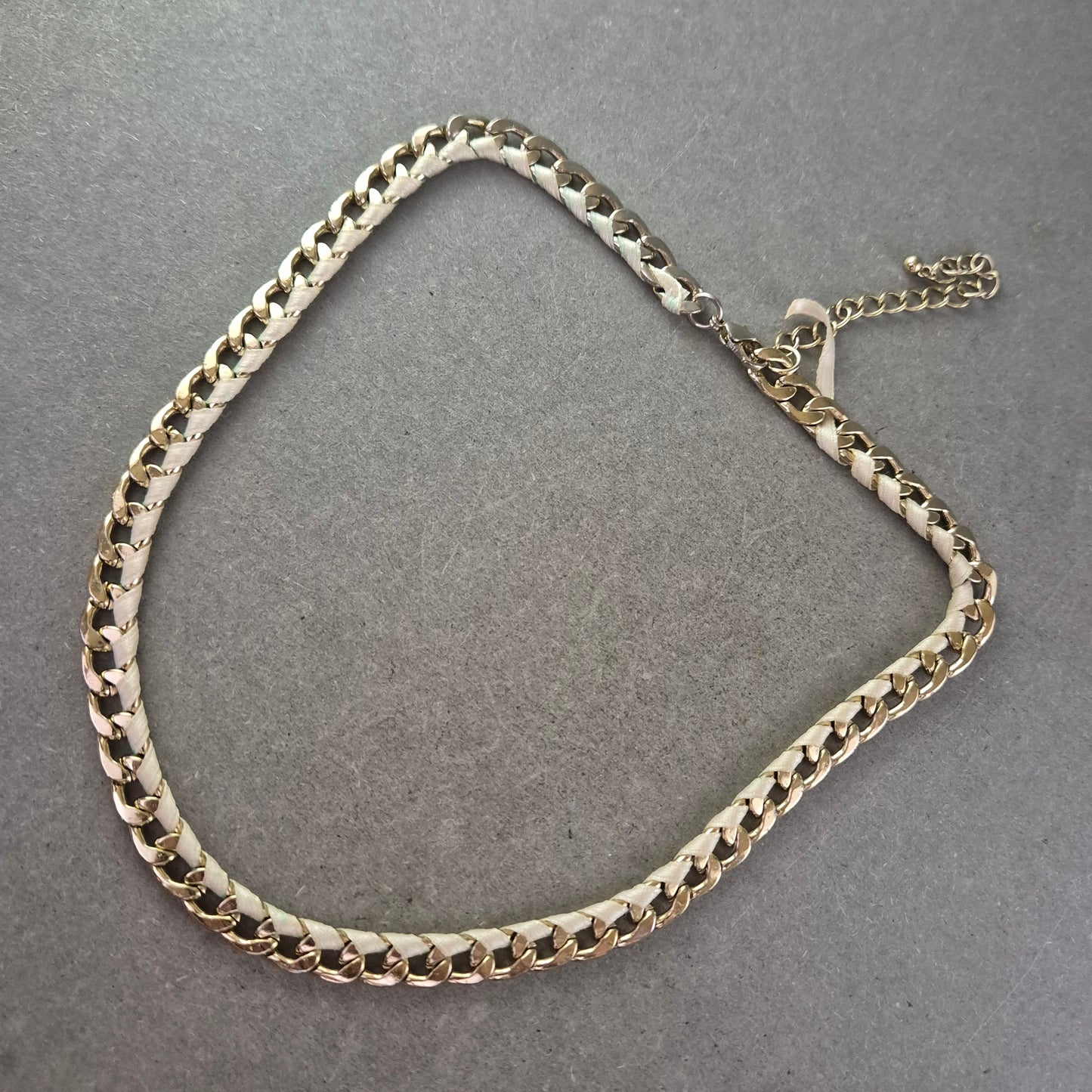 Moderne Glieder Halskette mit Lederband – Trendiger Mix in Gold und Beige