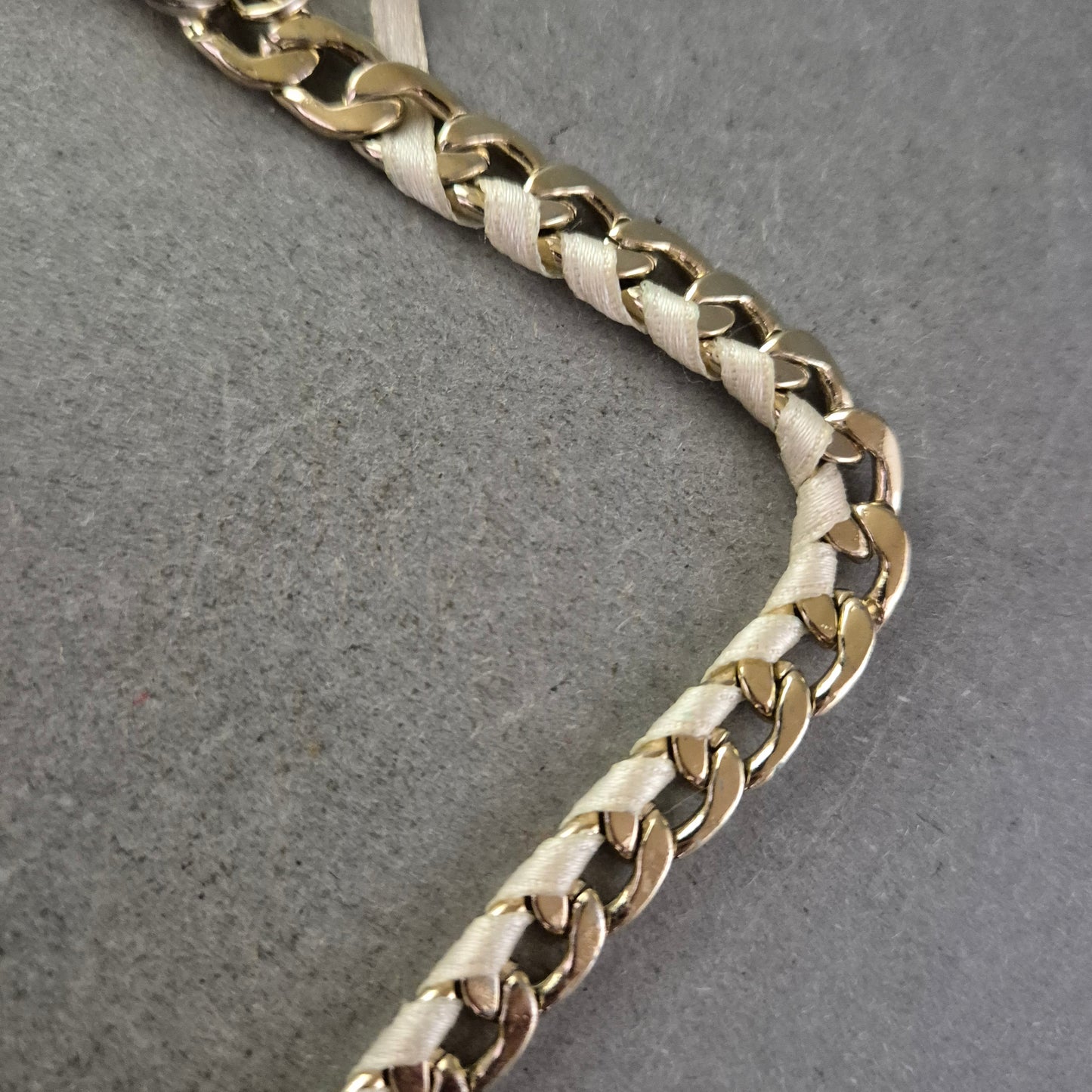 Moderne Glieder Halskette mit Lederband – Trendiger Mix in Gold und Beige