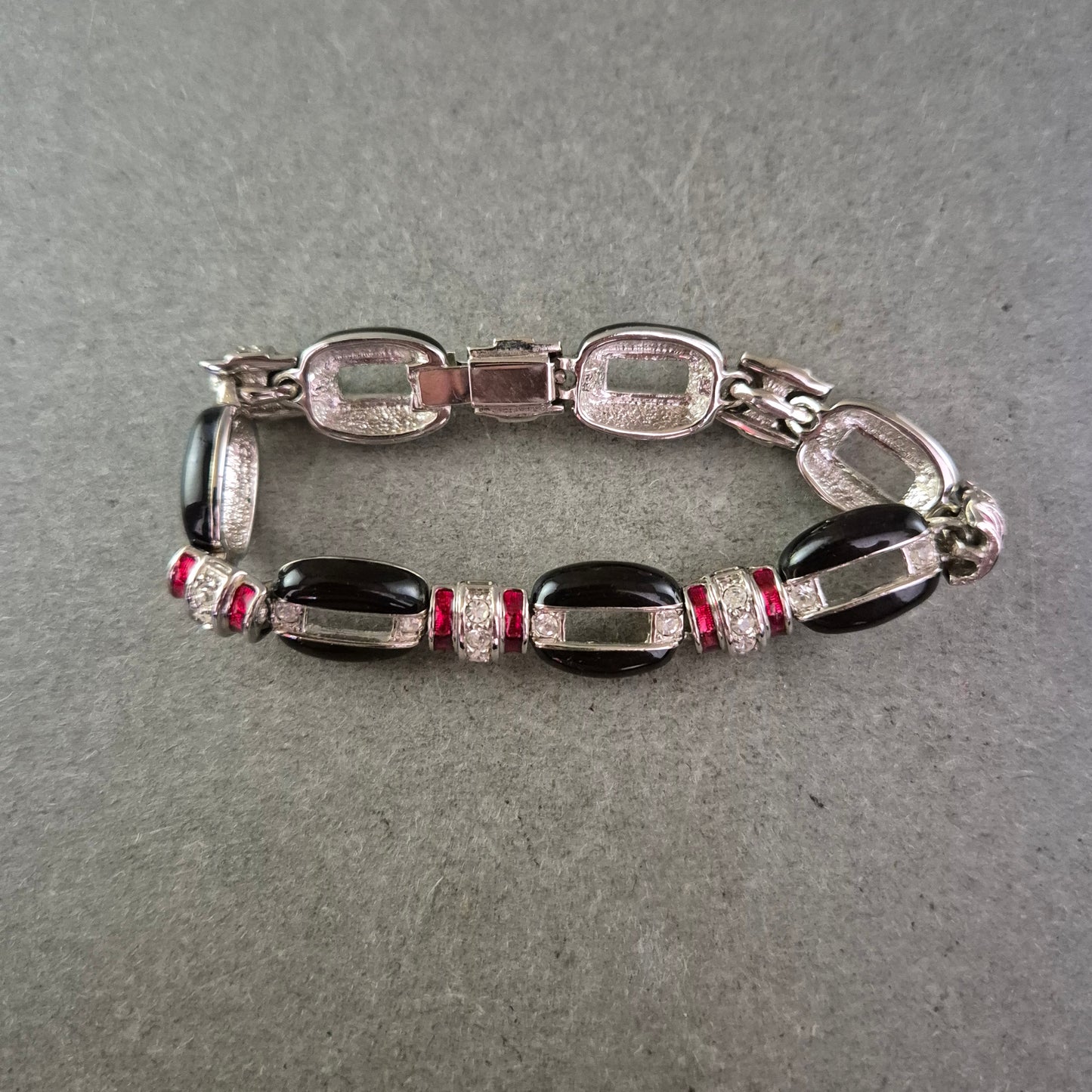 Vintage Armband in Schwarz-Silber mit roten Akzenten – Funkelnd & Elegant