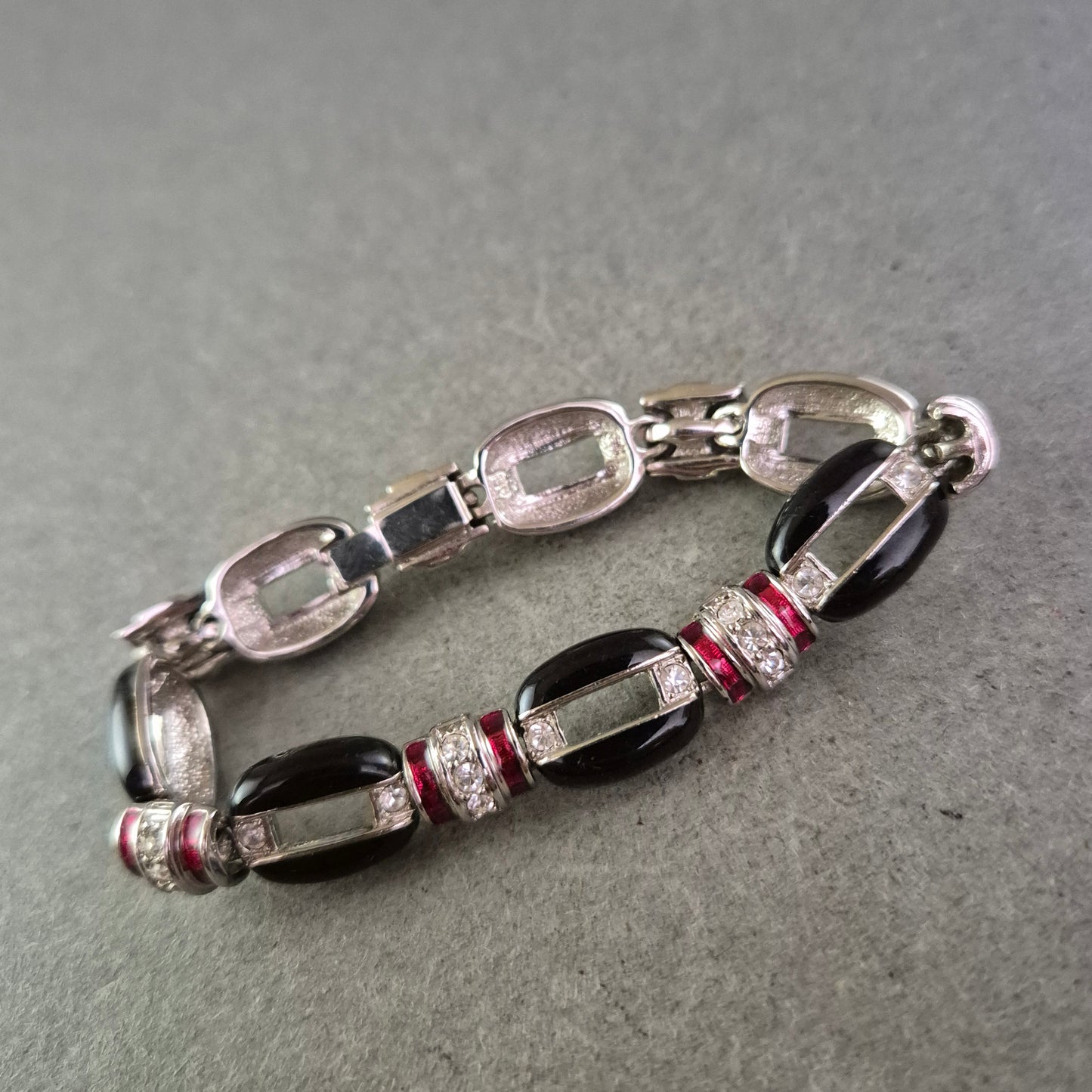 Vintage Armband in Schwarz-Silber mit roten Akzenten – Funkelnd & Elegant