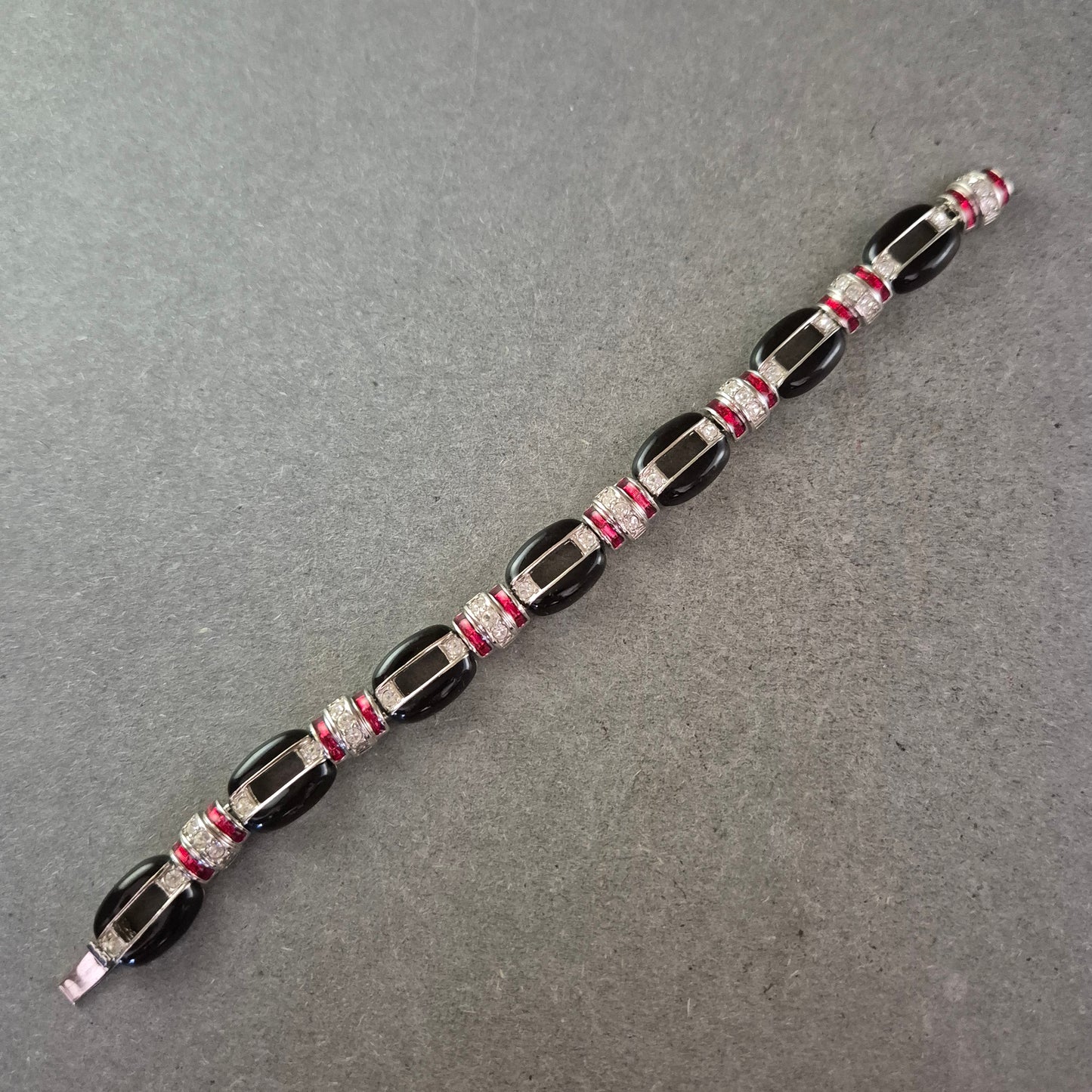 Vintage Armband in Schwarz-Silber mit roten Akzenten – Funkelnd & Elegant