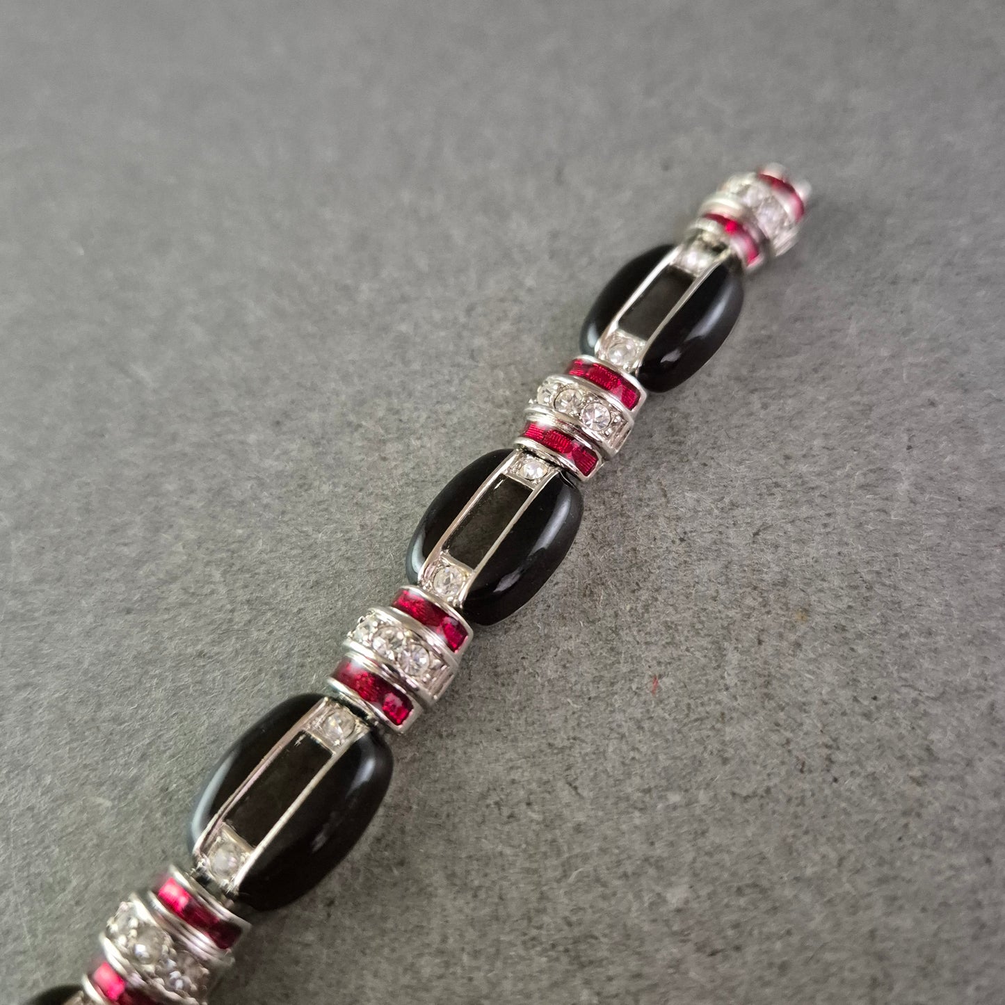Vintage Armband in Schwarz-Silber mit roten Akzenten – Funkelnd & Elegant