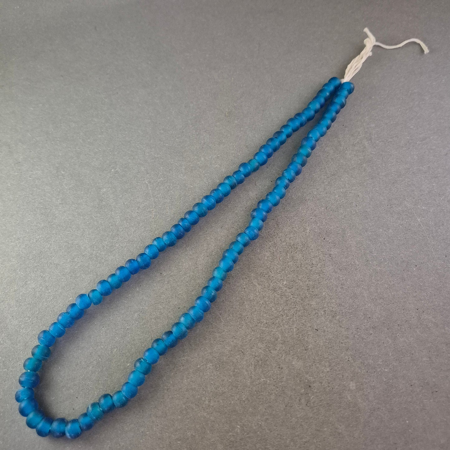 Blaue Glasperlen Kette – Handgefertigte Schmuckperlen für stilvolle Looks