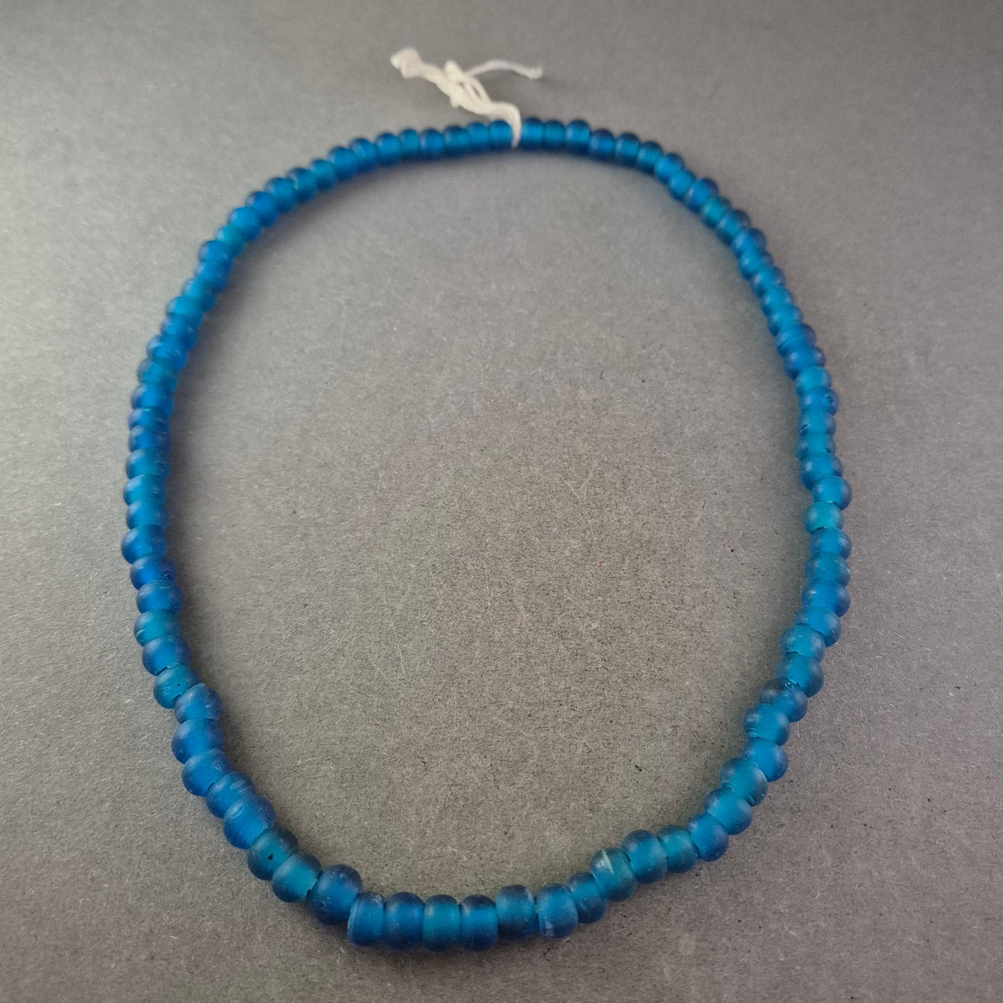 Blaue Glasperlen Kette – Handgefertigte Schmuckperlen für stilvolle Looks