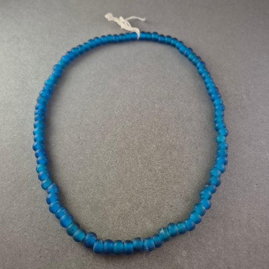Blaue Glasperlen Kette – Handgefertigte Schmuckperlen für stilvolle Looks