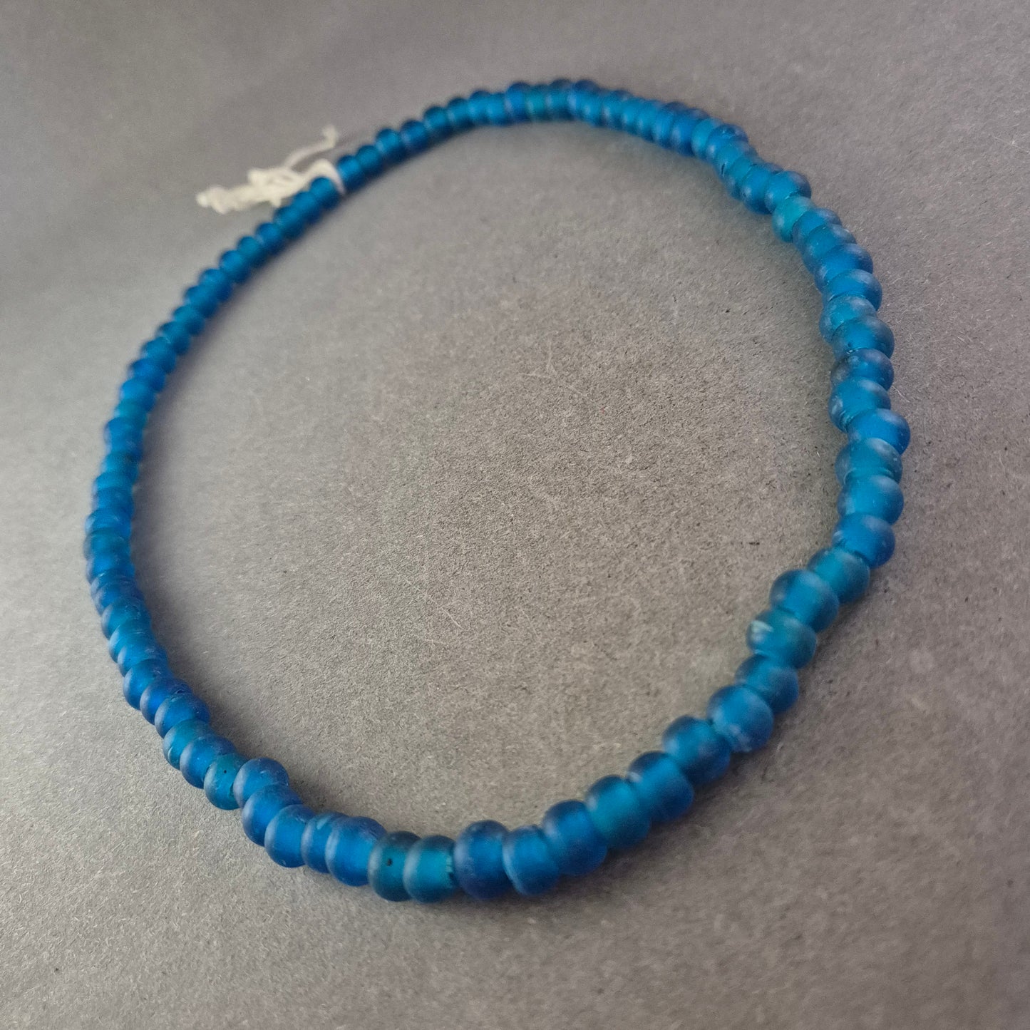 Blaue Glasperlen Kette – Handgefertigte Schmuckperlen für stilvolle Looks