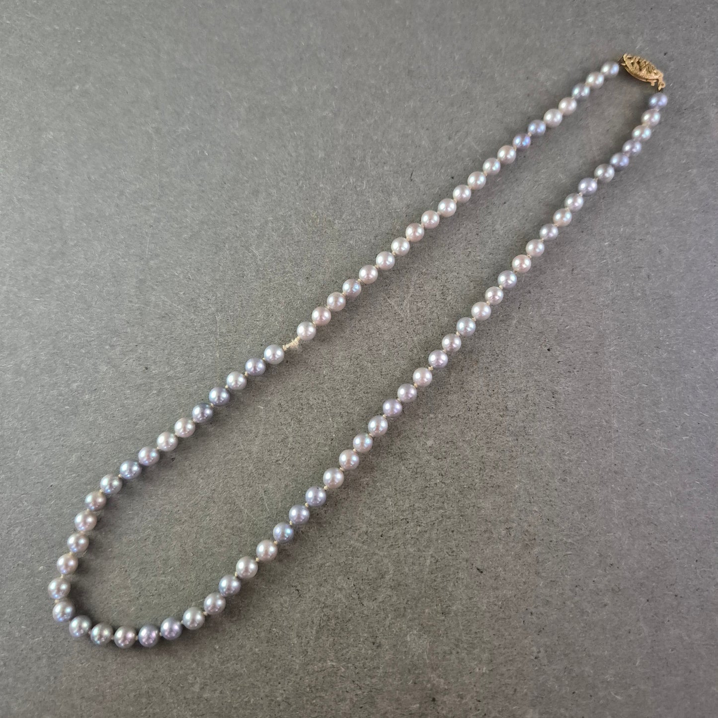 Klassische Perlen Kette mit Goldverschluss – Eleganz in Grau