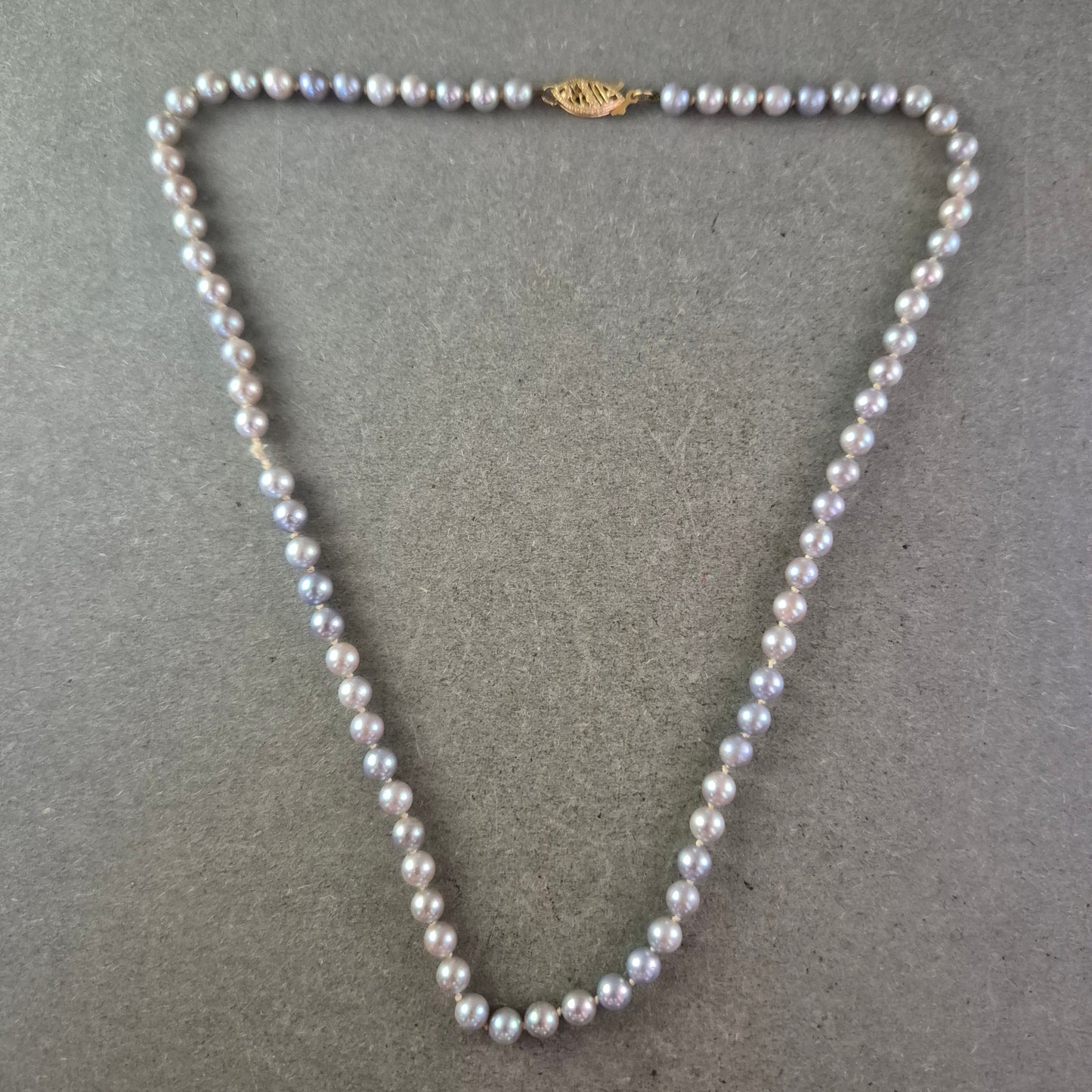 Klassische Perlen Kette mit Goldverschluss – Eleganz in Grau