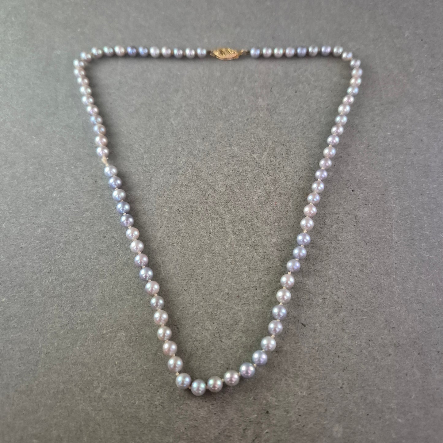 Klassische Perlen Kette mit Goldverschluss – Eleganz in Grau