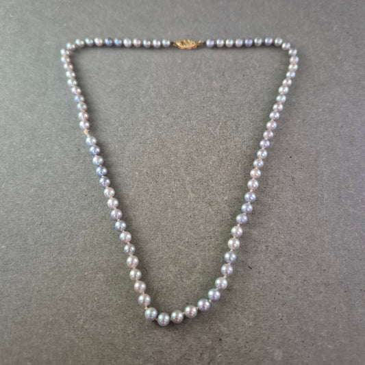 Klassische Perlen Kette mit Goldverschluss – Eleganz in Grau