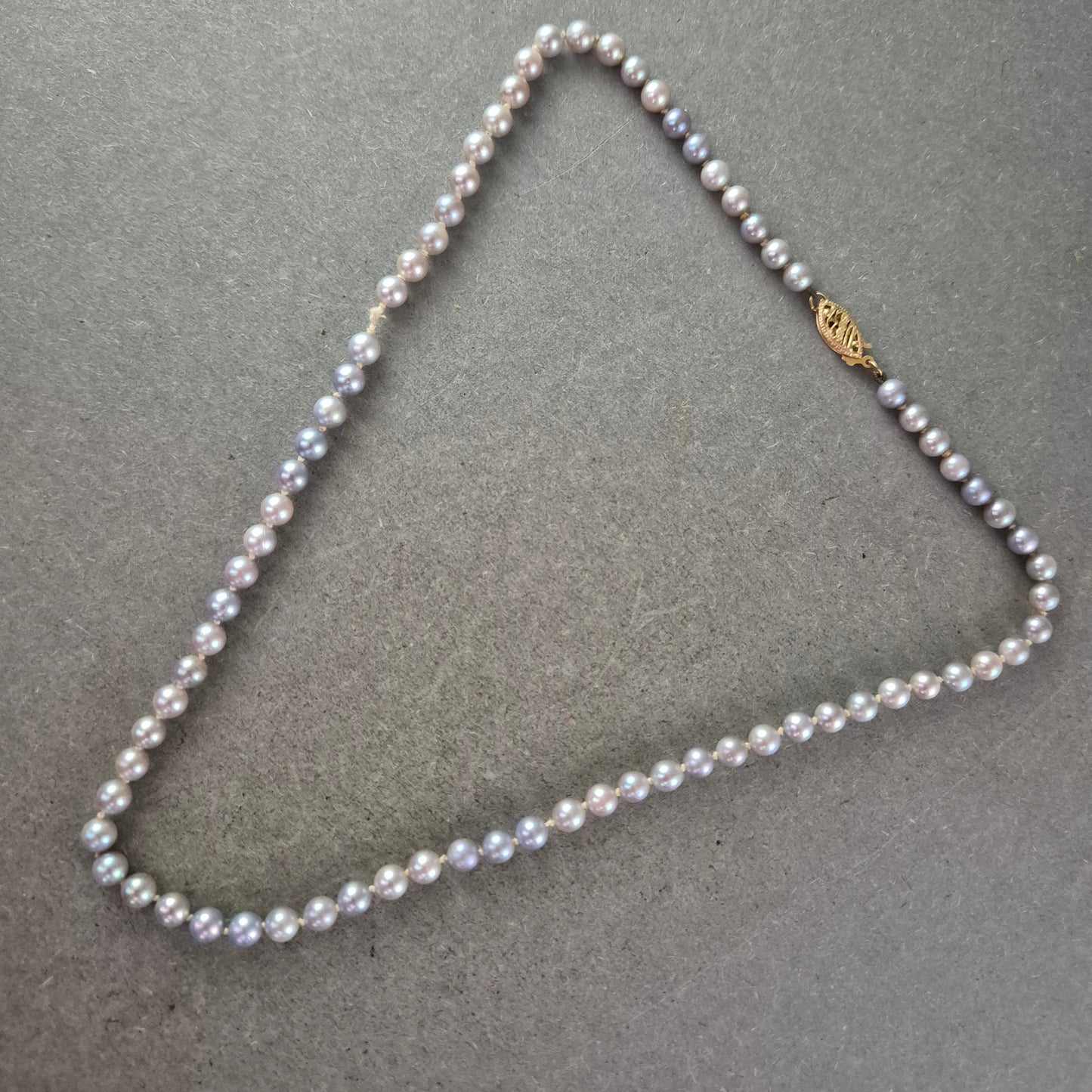 Klassische Perlen Kette mit Goldverschluss – Eleganz in Grau