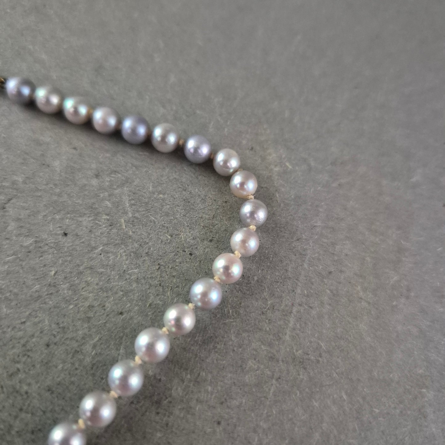 Klassische Perlen Kette mit Goldverschluss – Eleganz in Grau