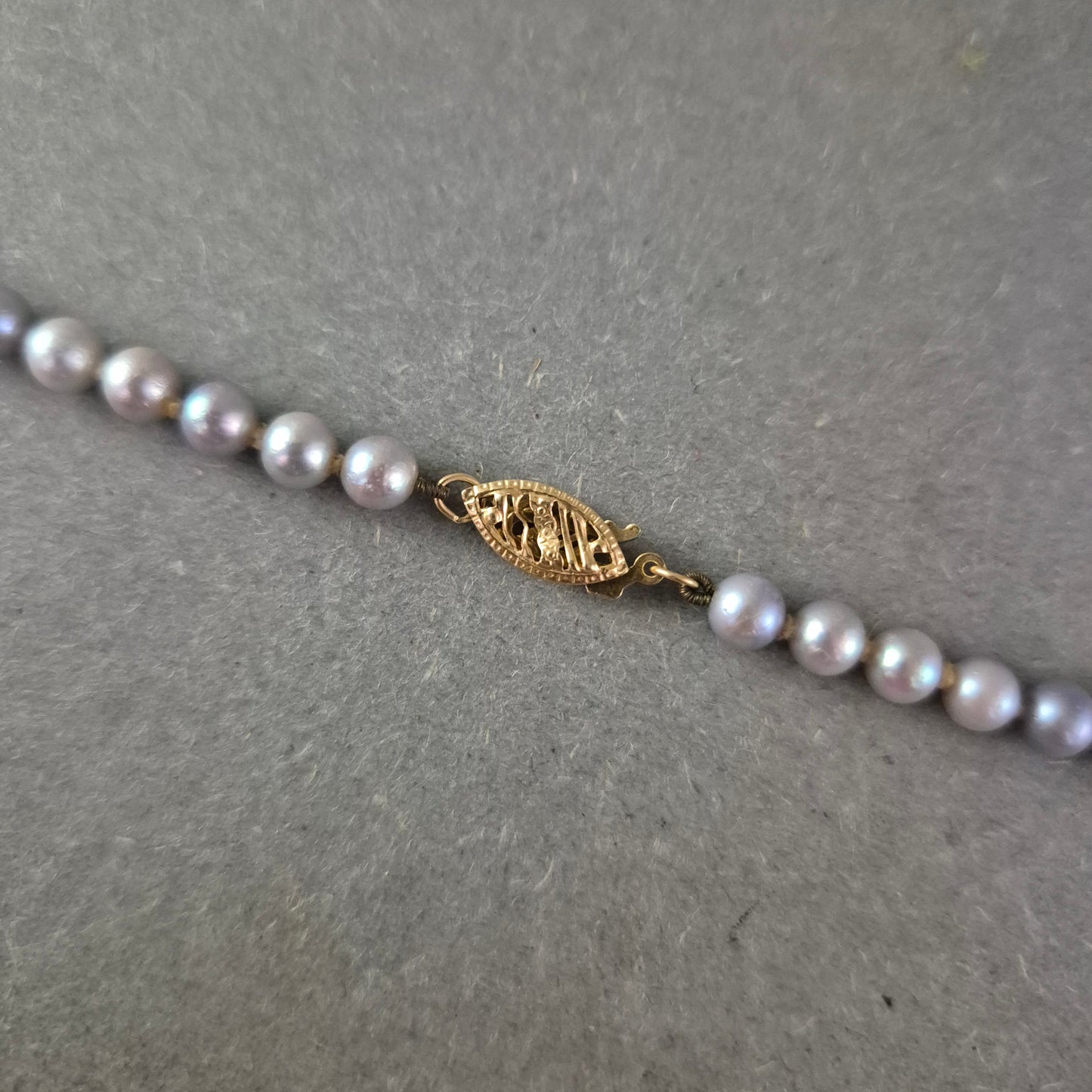 Klassische Perlen Kette mit Goldverschluss – Eleganz in Grau