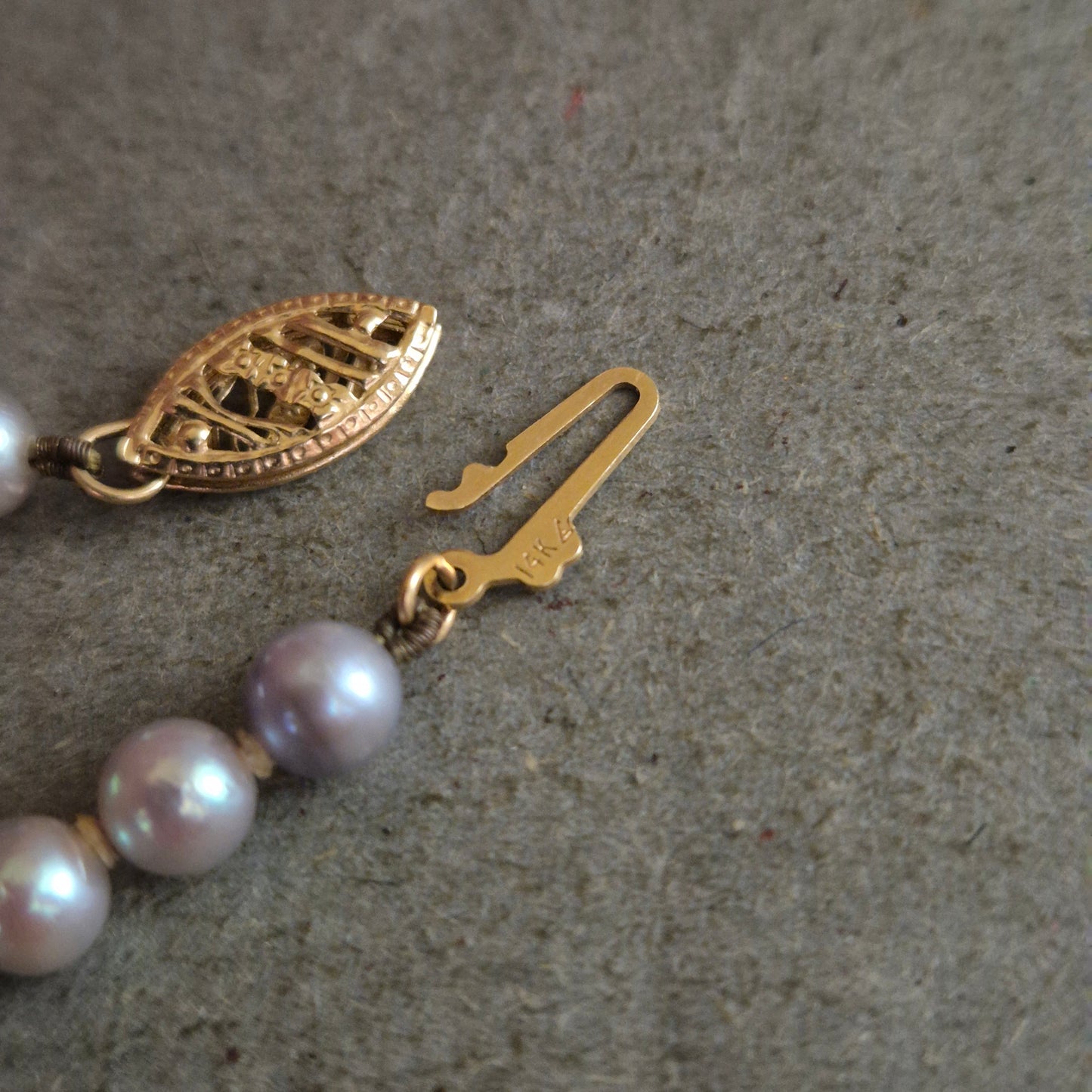 Klassische Perlen Kette mit Goldverschluss – Eleganz in Grau