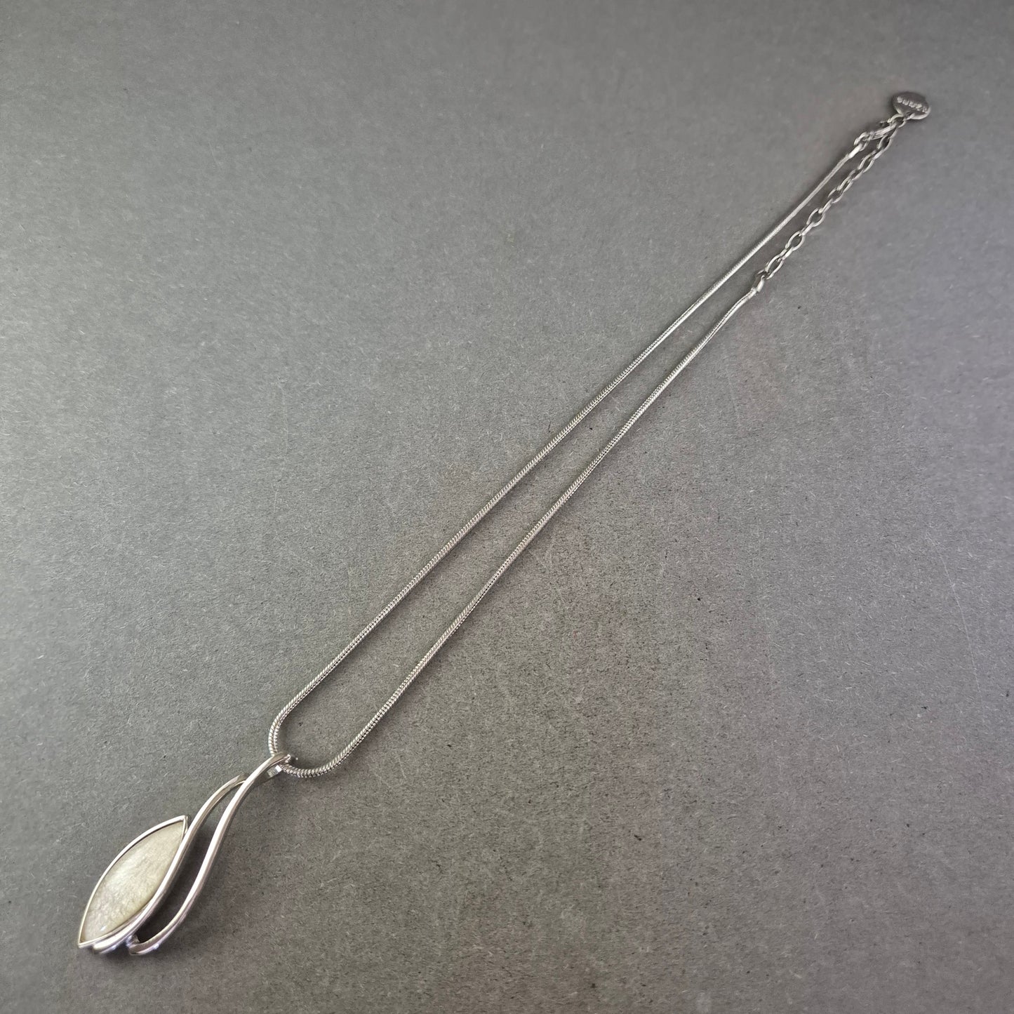 Silber Kette mit modernem Anhänger – Eleganter Modeschmuck